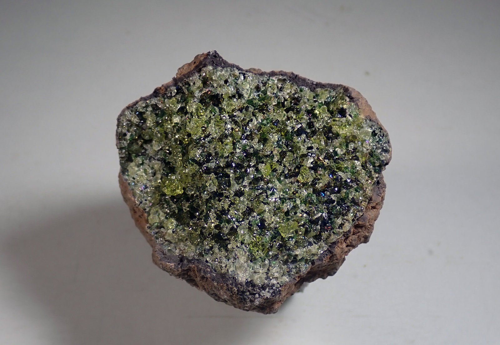 Olivino (Grupo)
Medida: 4,8 x 4,2 x 3,6 cms
(Autor: Joan Martinez Bruguera)