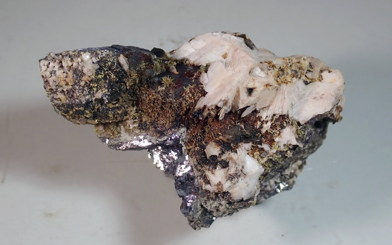 Mimetita y Galena
Medida: 5,9 x 3,7 x 3,6 cms
(Autor: Joan Martinez Bruguera)
