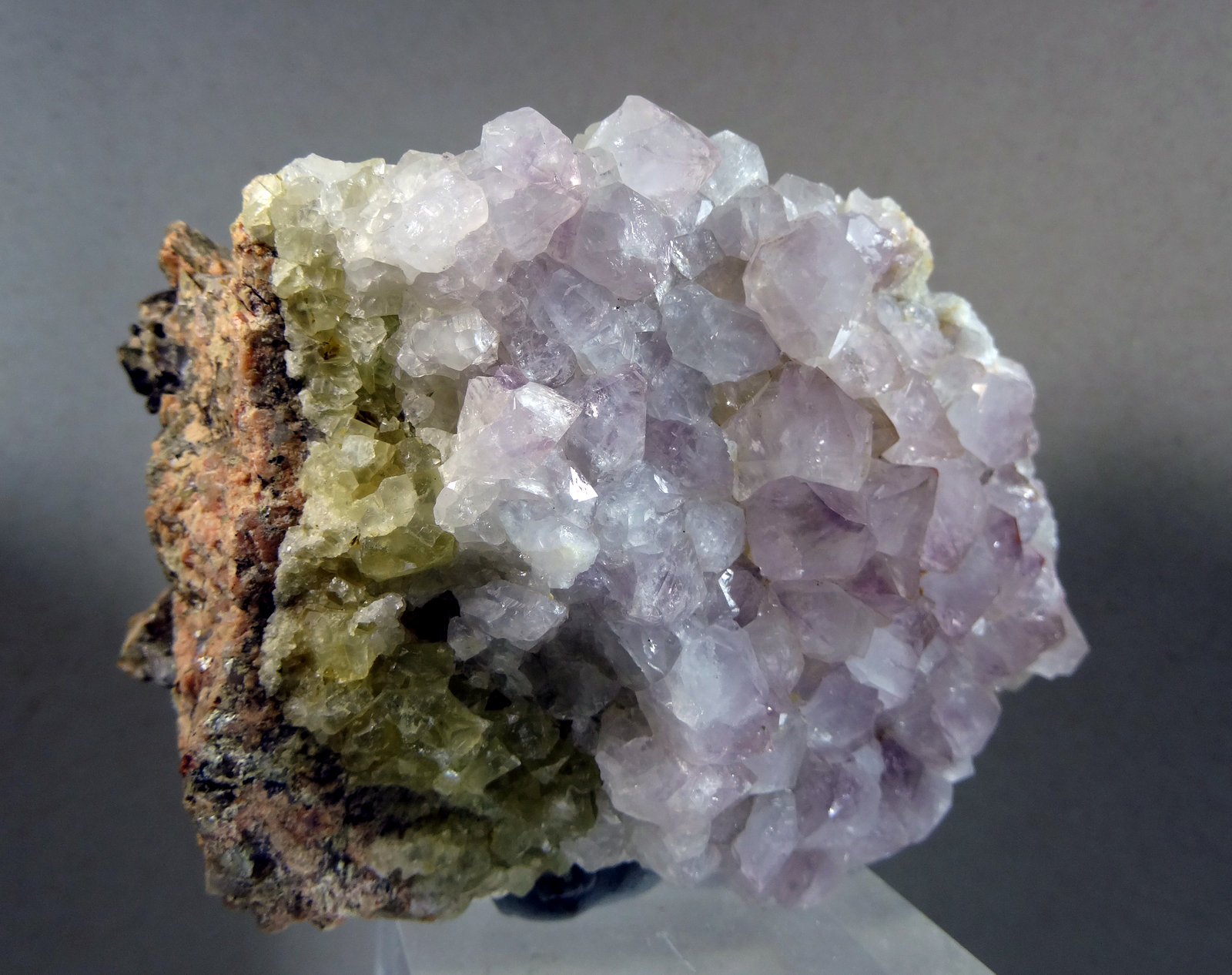 Cuarzo (variedad amatista) y Fluorita
Medida: 7,7 x 6,1 x 4,8 cms
(Autor: Joan Martinez Bruguera)