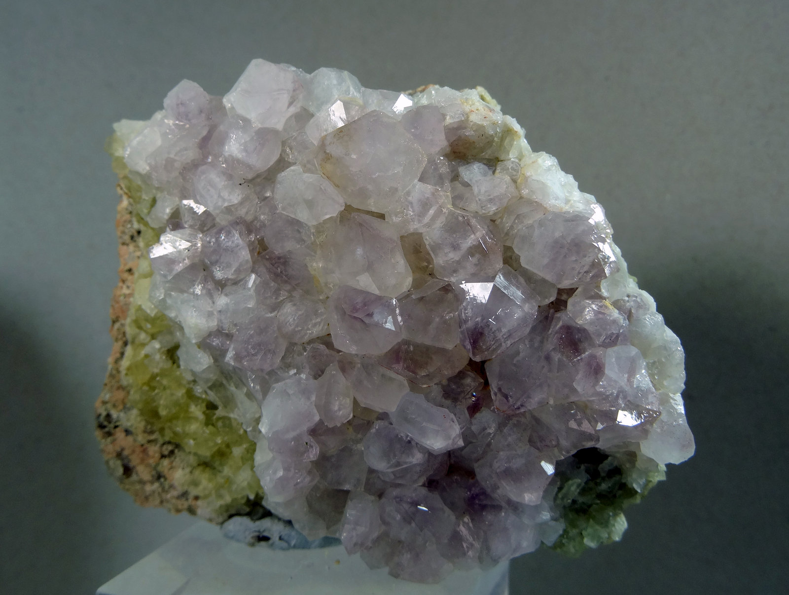 Cuarzo (variedad amatista) y Fluorita
Medida: 7,7 x 6,1 x 4,8 cms
(Autor: Joan Martinez Bruguera)