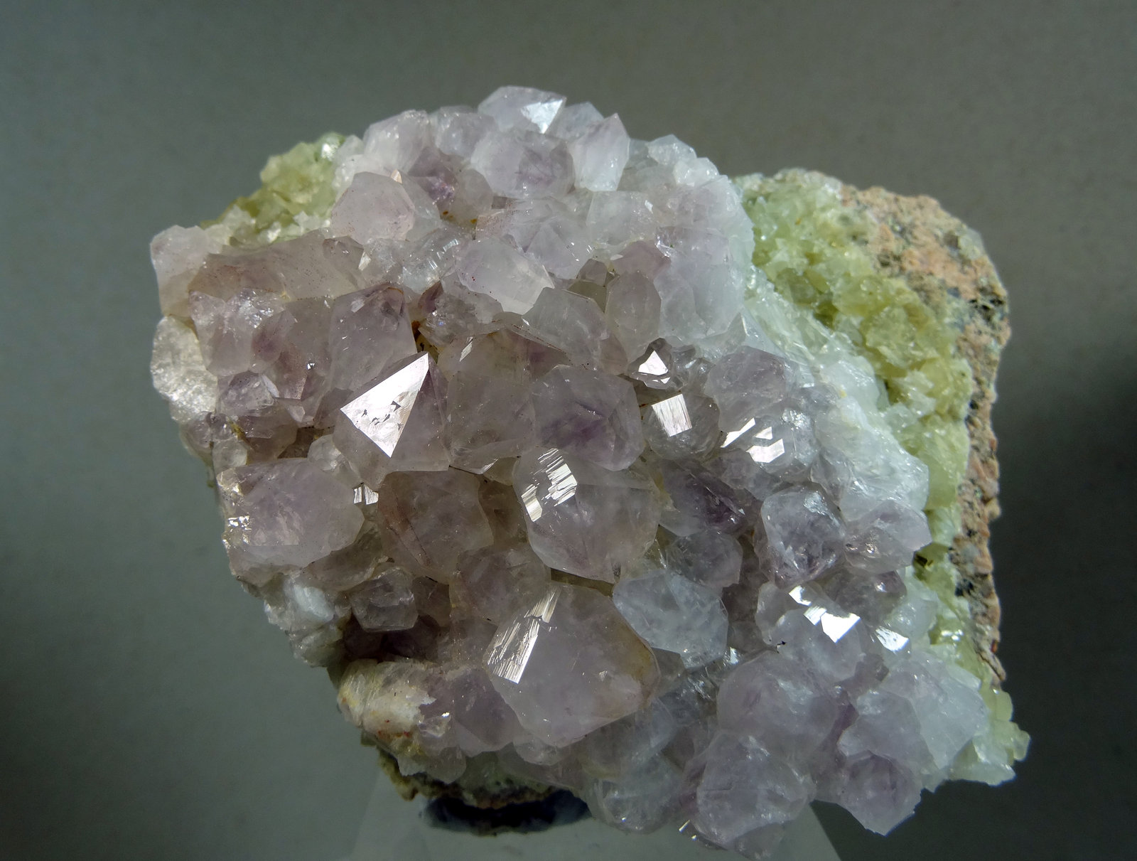 Cuarzo (variedad amatista) y Fluorita
Medida: 7,7 x 6,1 x 4,8 cms
(Autor: Joan Martinez Bruguera)
