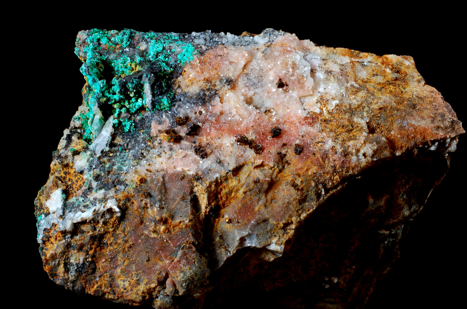 Malaquita, Chalcocita (Calcosina), Cuarzo, Barita, Calcopirita (cristales)
5,8 x 4,5 x 3,4 cms
(Autor: Joan Martinez Bruguera)