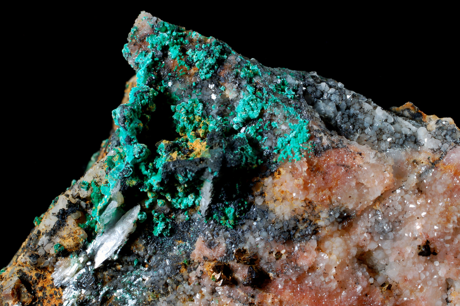 Malaquita,  Chalcocita (Calcosina), Cuarzo, Barita, Calcopirita (cristales)
5,8 x 4,5 x 3,4 cms
(Autor: Joan Martinez Bruguera)