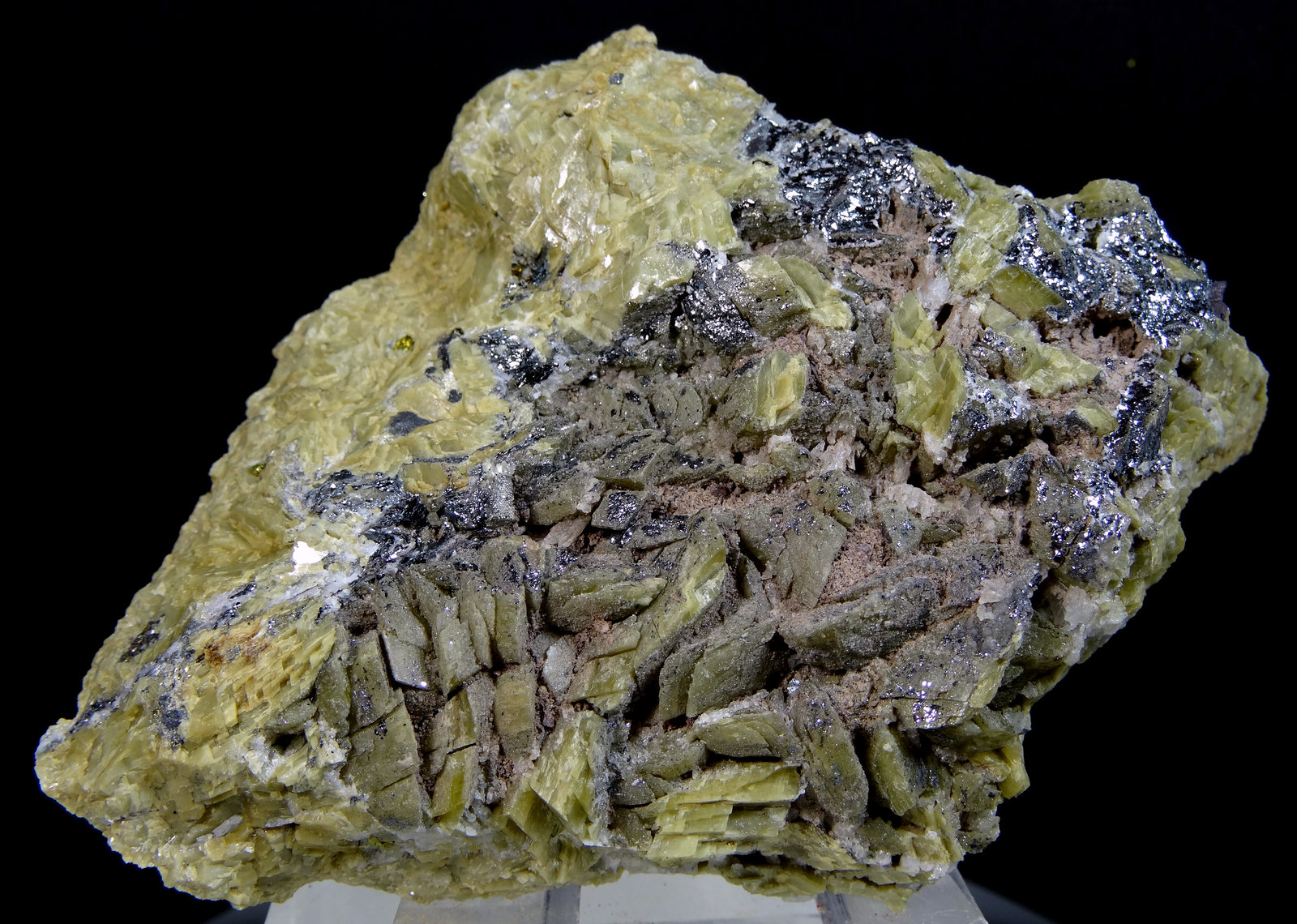 Hematites, Calcopirita y Siderita
7,0 x 6,7 x 1,9 cms
(Autor: Joan Martinez Bruguera)