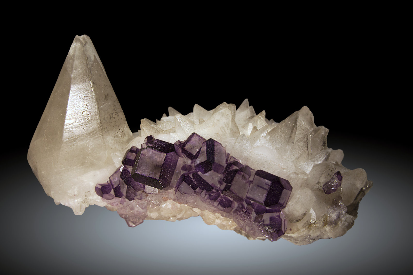 Fluorita, Calcita
Cristales de fluorita de hasta 2cm de arista
(Autor: Raul Vancouver)