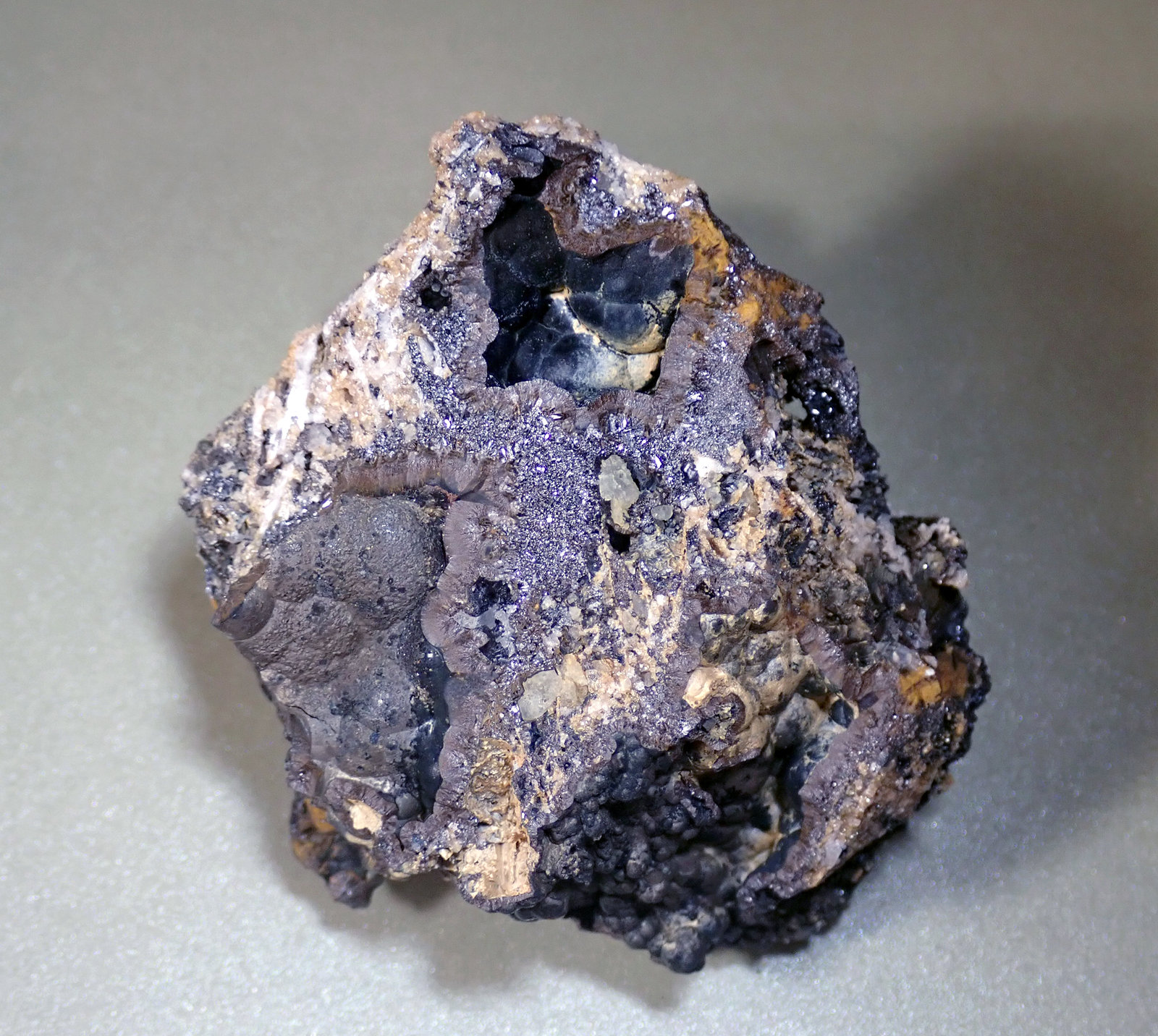Goethita
Medida: 7,0 x 5,7 x 3,7 cms
(Autor: Joan Martinez Bruguera)