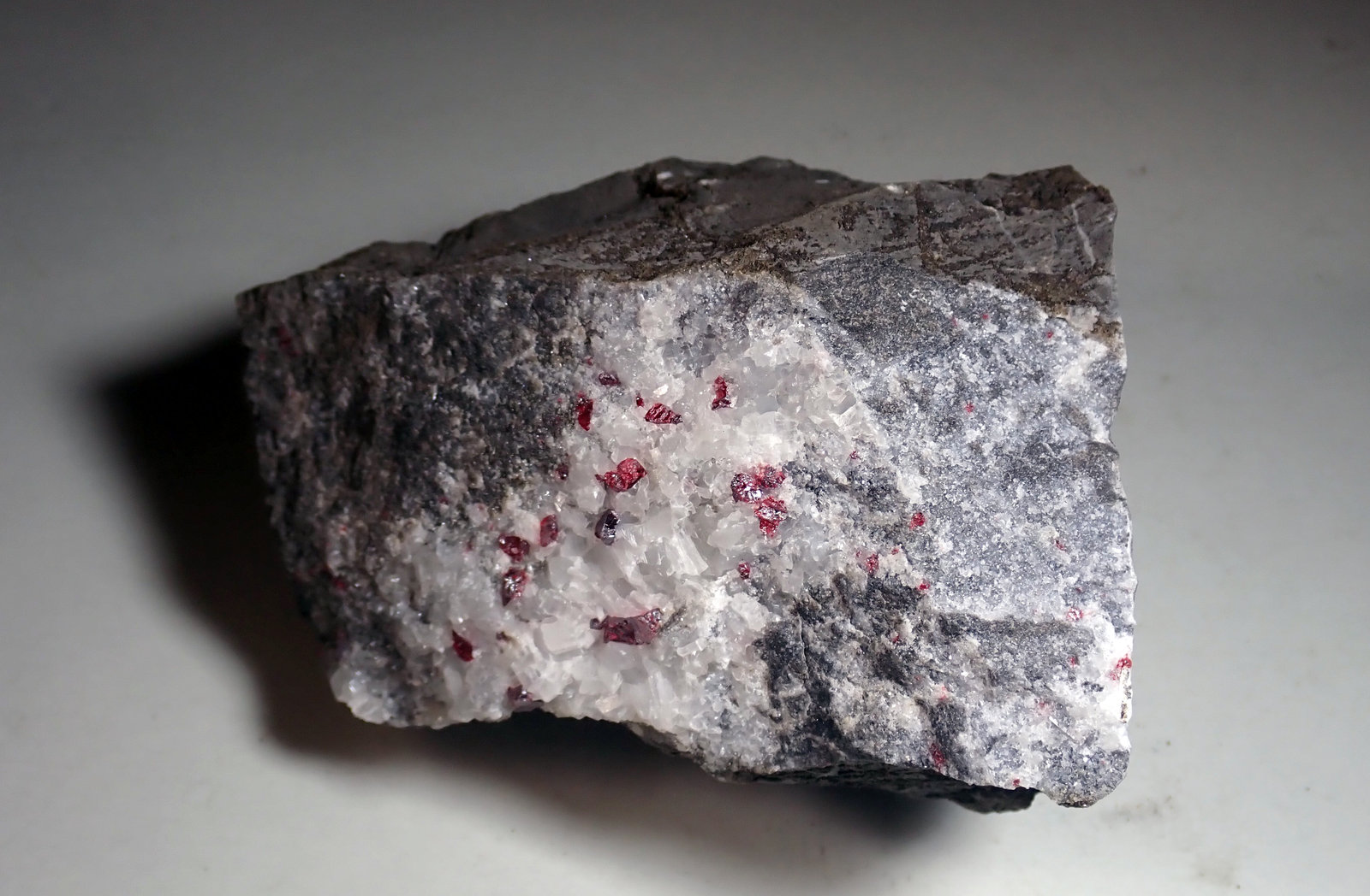Cinabrio
Medida: 8,3 x 6,5 x 4,4 cms
(Autor: Joan Martinez Bruguera)