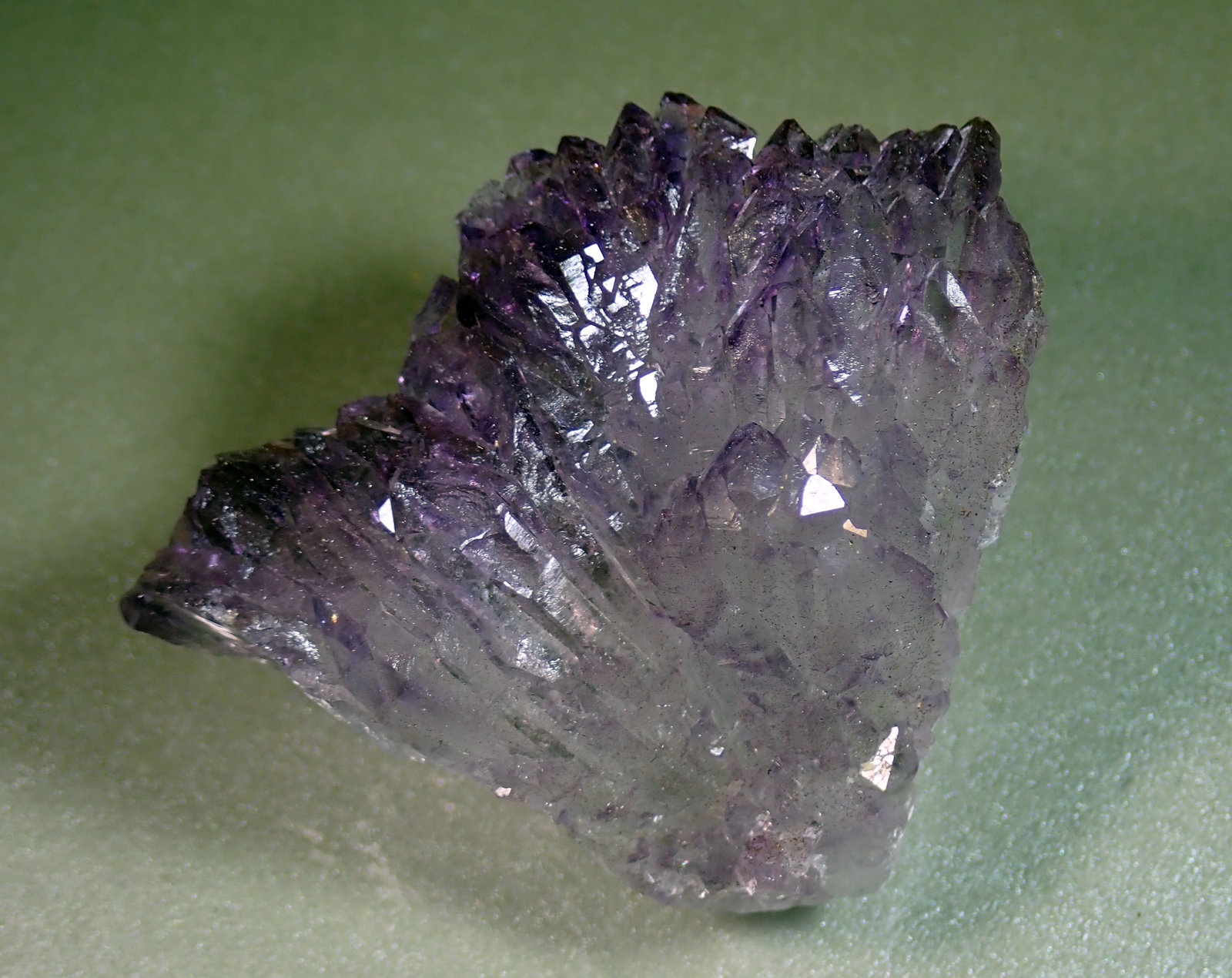 Cuarzo (variedad amatista)
Medida: 5,4 x 4,7 x 1,8 cms
(Autor: Joan Martinez Bruguera)