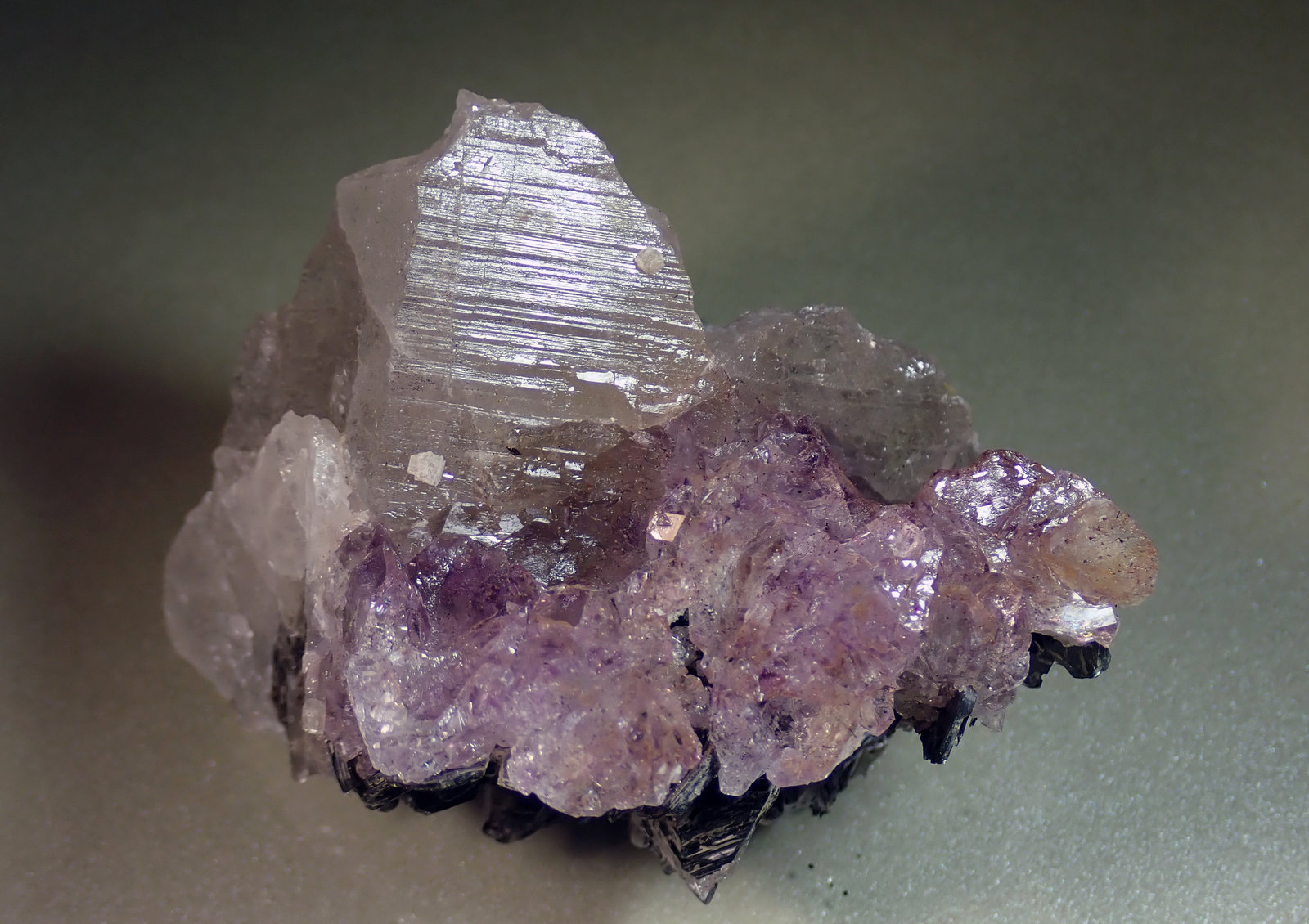 Cuarzo (variedad amatista), Biotita y Calcita
Medida: 8,4 x 6,2 x 5,2 cms
(Autor: Joan Martinez Bruguera)