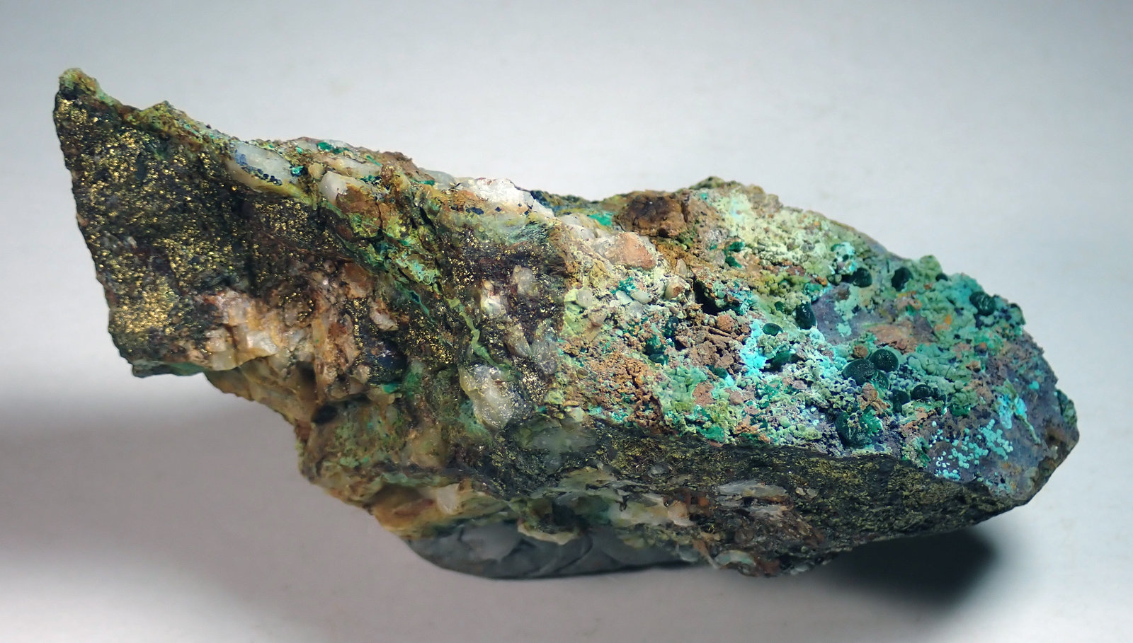 Malaquita y Calcopirita
Medida: 8,8 x 3,6 x 3,4 cms
(Autor: Joan Martinez Bruguera)