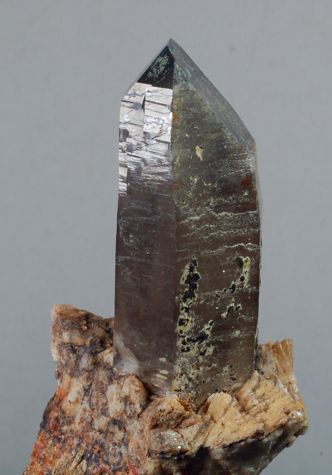 Cuarzo (variedad ahumado) y Feldespato
66 x 32 x 22 mm
(Autor: Joan Martinez Bruguera)
