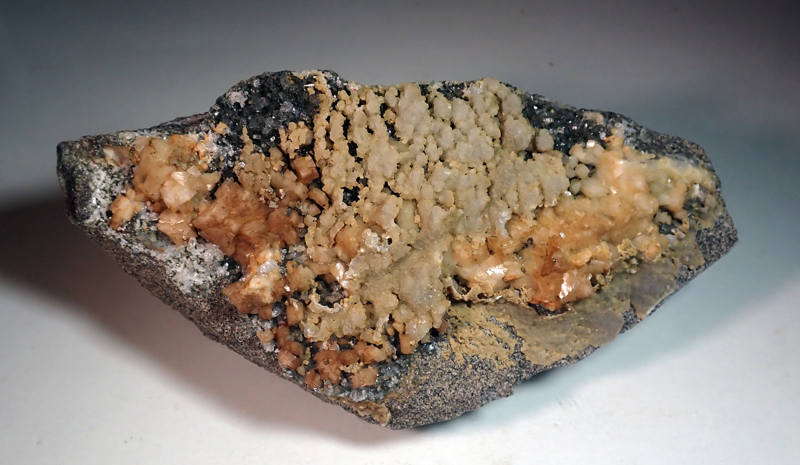 Smithsonita y Dolomita
Medida: 14,0 x 7,0 x 4,5 cms
(Autor: Joan Martinez Bruguera)