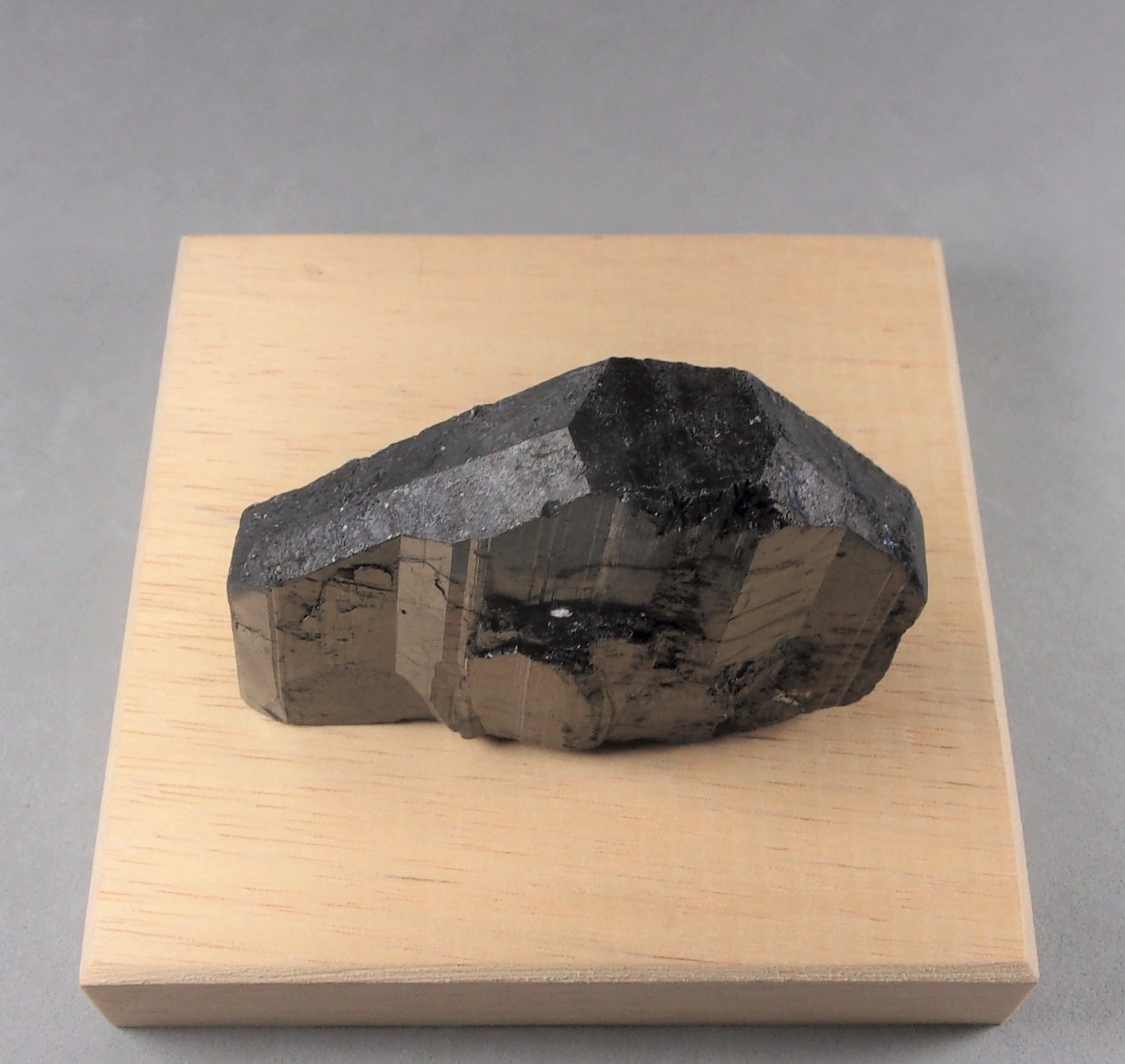 Columbita-(Fe)
5,9 x 4,5 x 1,4 cm.  130,2 g.
(Autor: J. G. Alcolea)