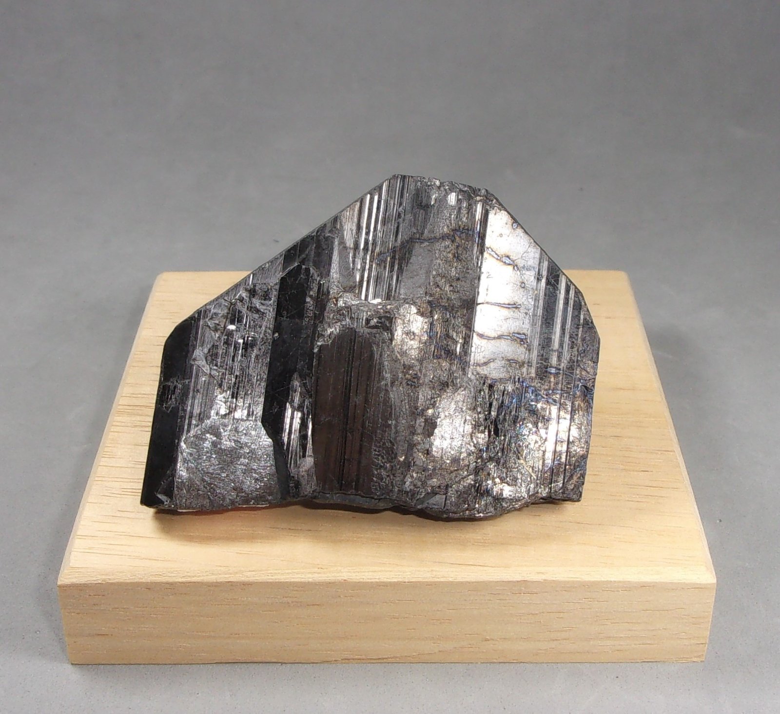Columbita-(Fe)
5,9  x 4,5 x 1,4 cm.  130,2 g.
(Autor: J. G. Alcolea)
