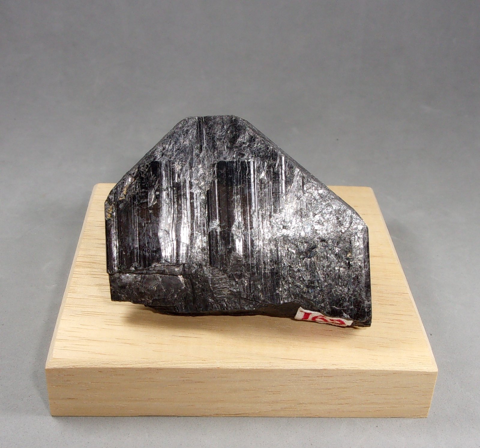 Columbita-(Fe)
5,9 x 4,5 x 1,4 cm.  130,2 g.
(Autor: J. G. Alcolea)
