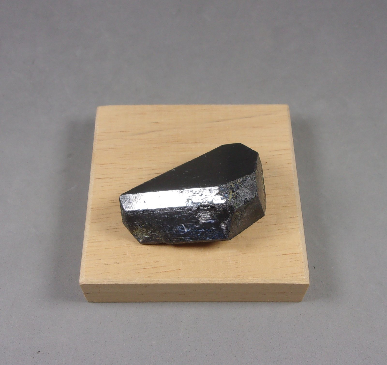 Columbita-(Mn)
3,8 x 2,6 x 1,5 cm.
(Autor: J. G. Alcolea)