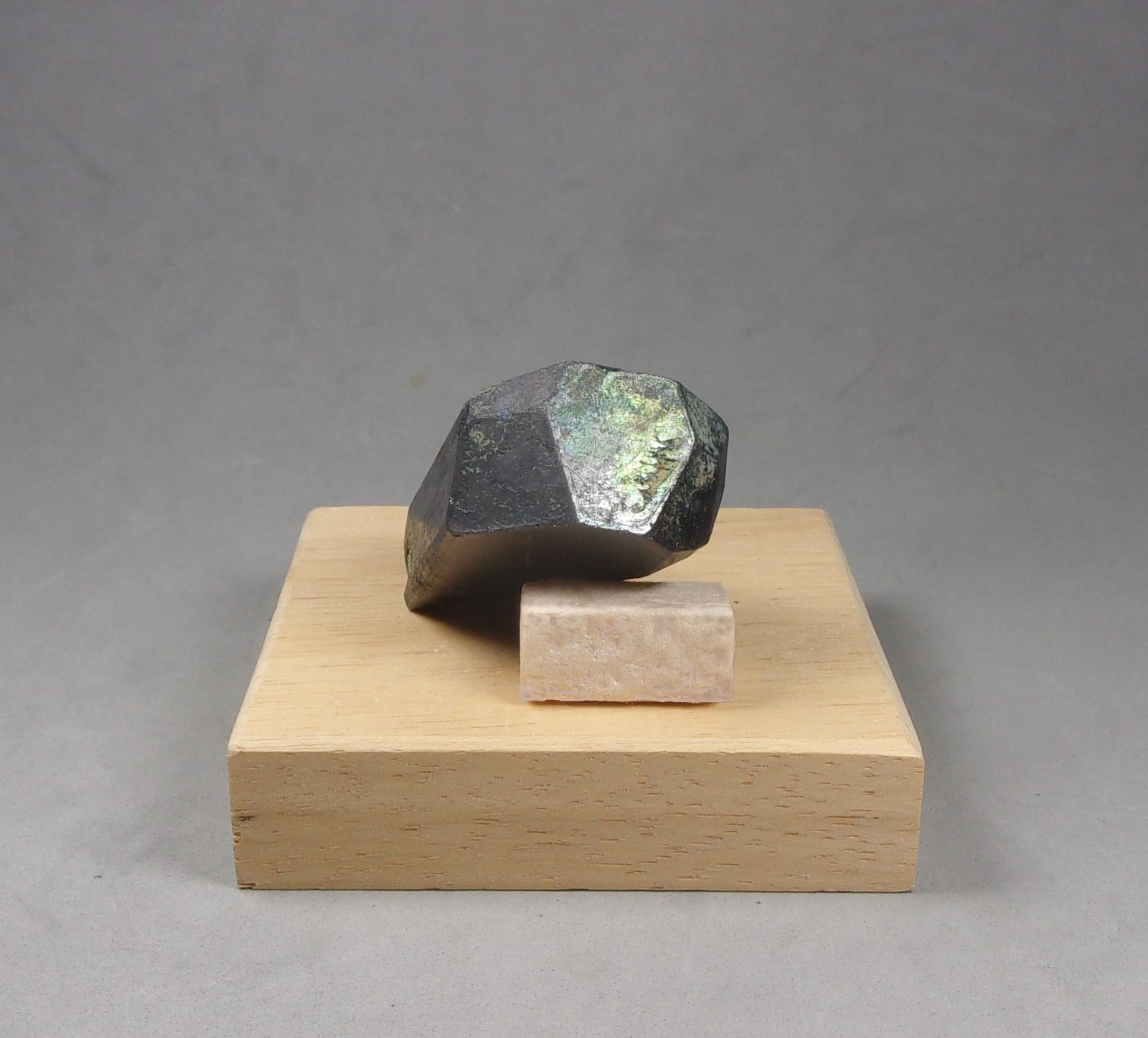 Columbita-(Mn)
3,8 x 2,6 x 1,5 cm.
(Autor: J. G. Alcolea)