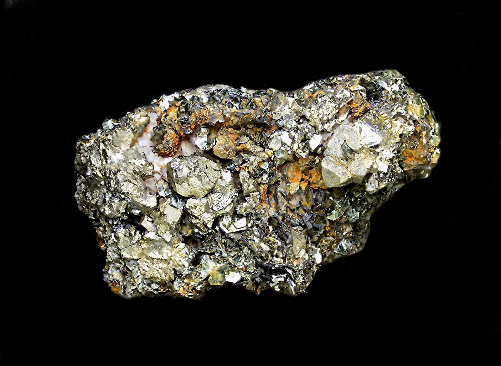 Pirita, Pirrotita, Clinocloro (variedad pennina) y Calcita
No 81x77x41 mm
(Autor: Antonio Carmona)