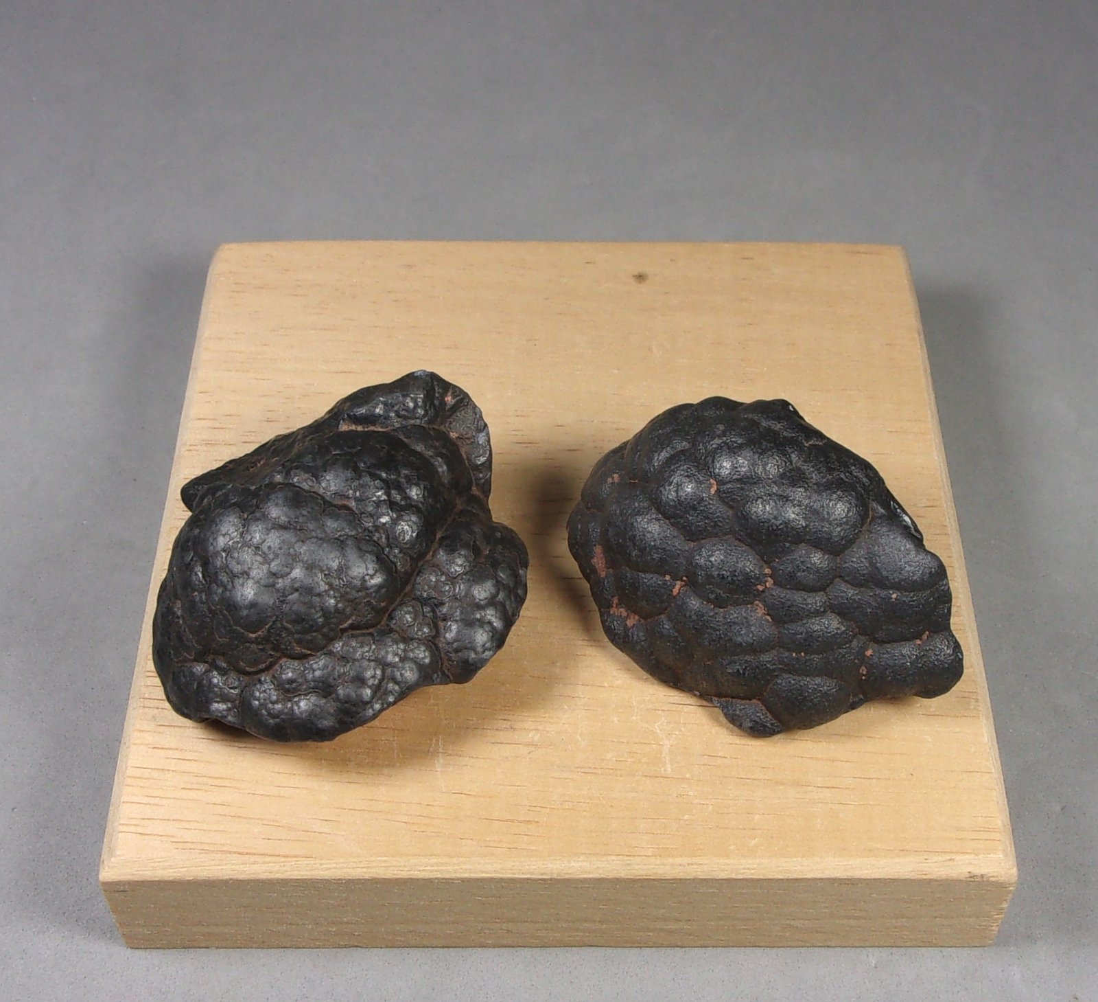 óxidos de manganeso
(A)  4,3 x 2,8 x 2,4 cm.  54 g.  (B)  4,2 x 3,5 x 2 cm.  56,14 g.
(Autor: J. G. Alcolea)