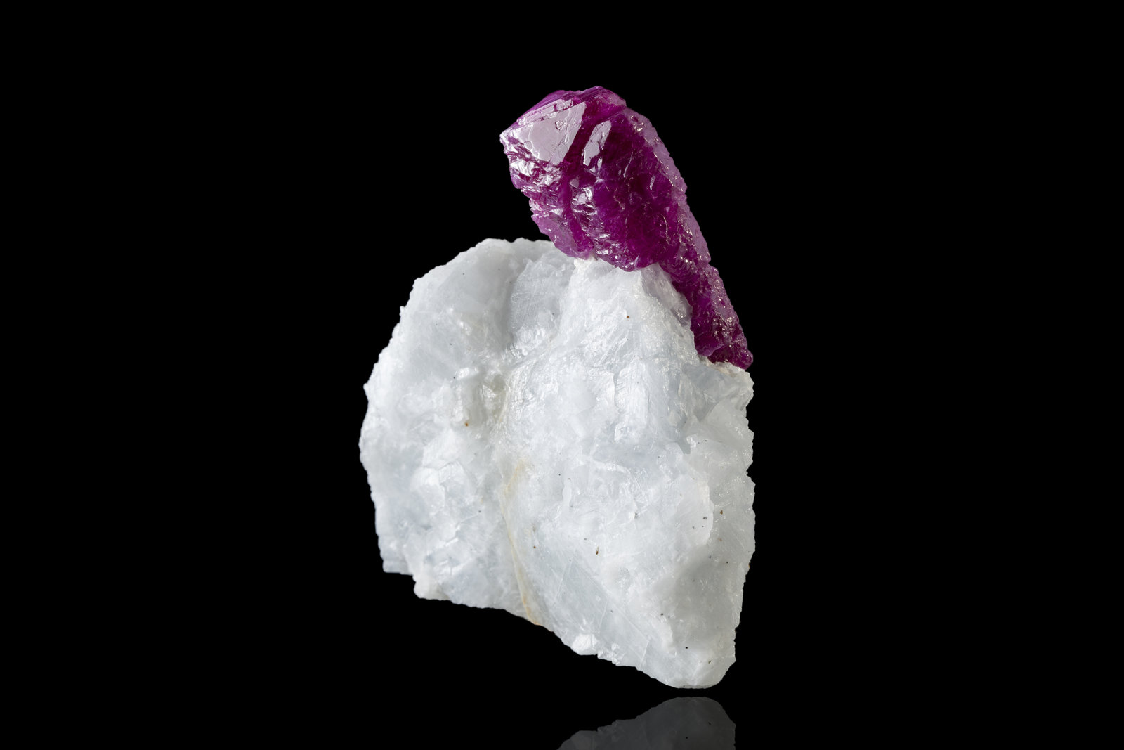 Corindón (variedad rubí)
7 x 4.5 x 8.5 cm / Cristal principal: 5.2 cm.
(Autor: Museo MIM)