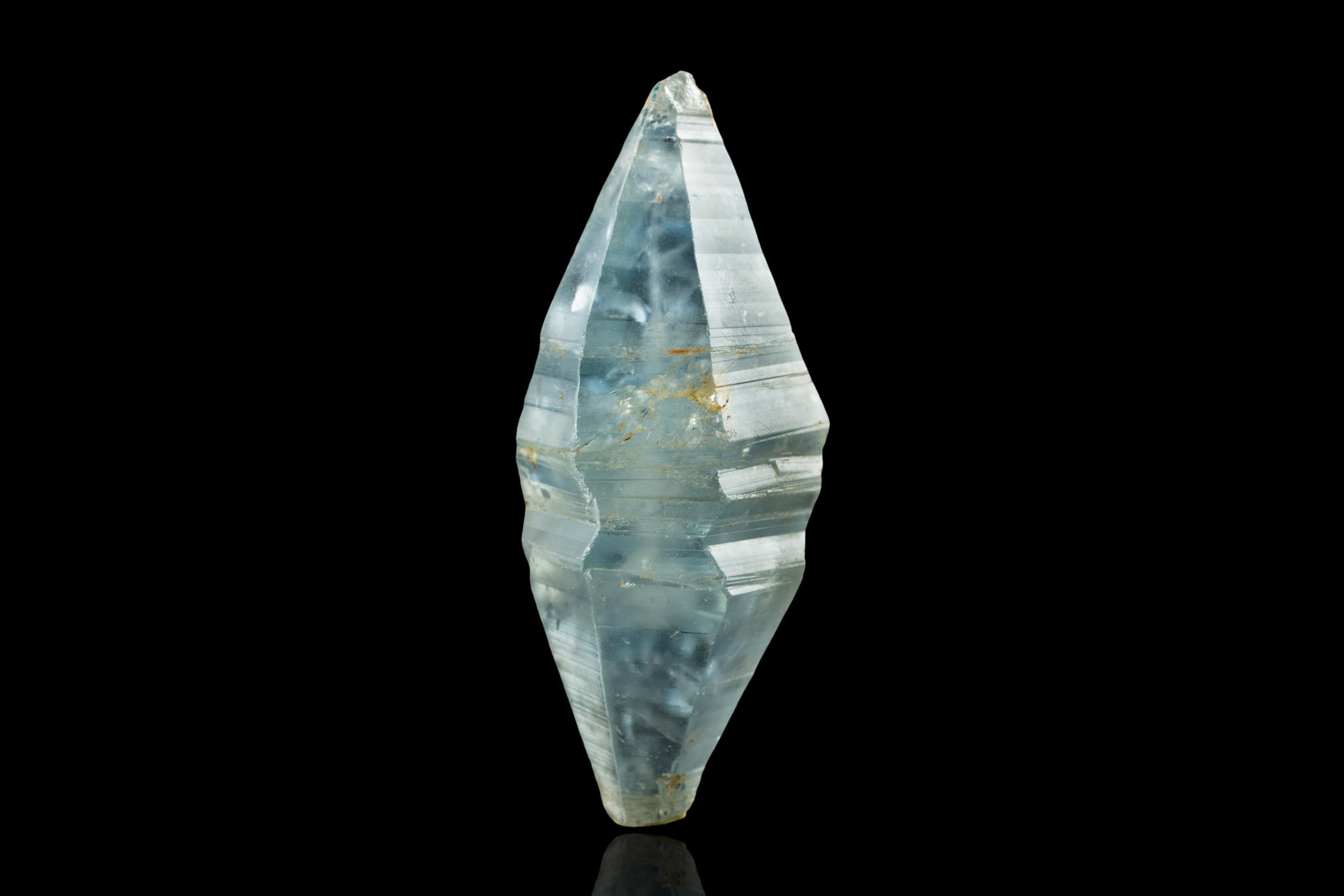 Corindón (variedad zafiro)
5 x 2.5 x 2 cm
(Autor: Museo MIM)