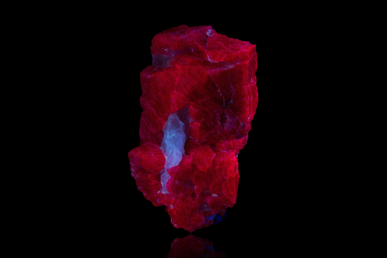 Corindón (variedad rubí) con Calcita
4.5 x 3.5 x 7 cm
(Autor: Museo MIM)