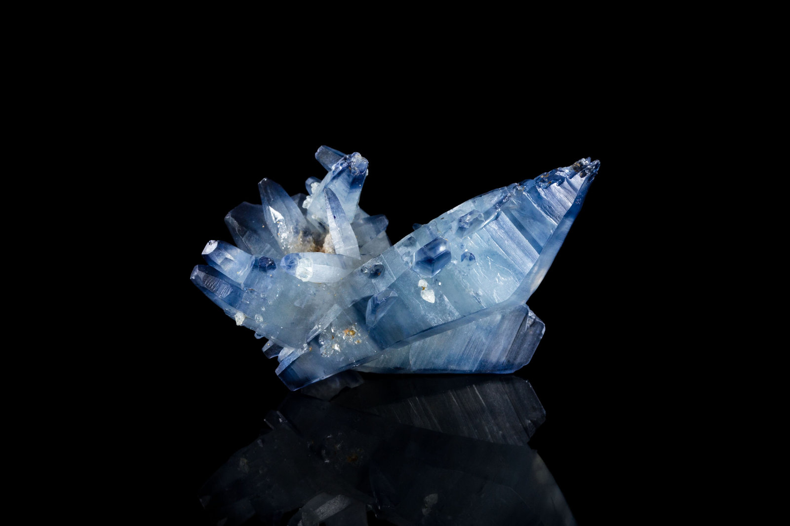 Corindón (variedad zafiro)
4.5 x 2 x 2.5 cm / Cristal principal: 3.9 cm
(Autor: Museo MIM)