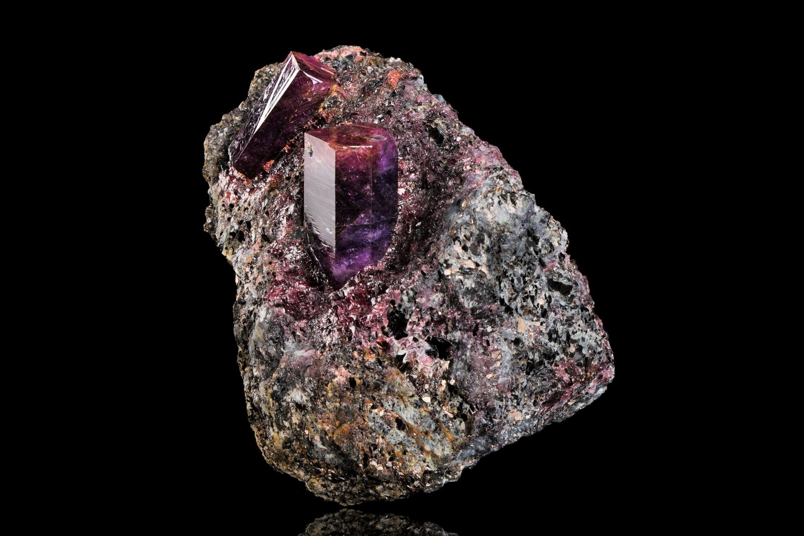 Corindón (variedad zafiro) con rodolita, Flogopita y Espinela
6.5 x 6 x 8 cm / Cristal principal: 2.9 cm
(Autor: Museo MIM)