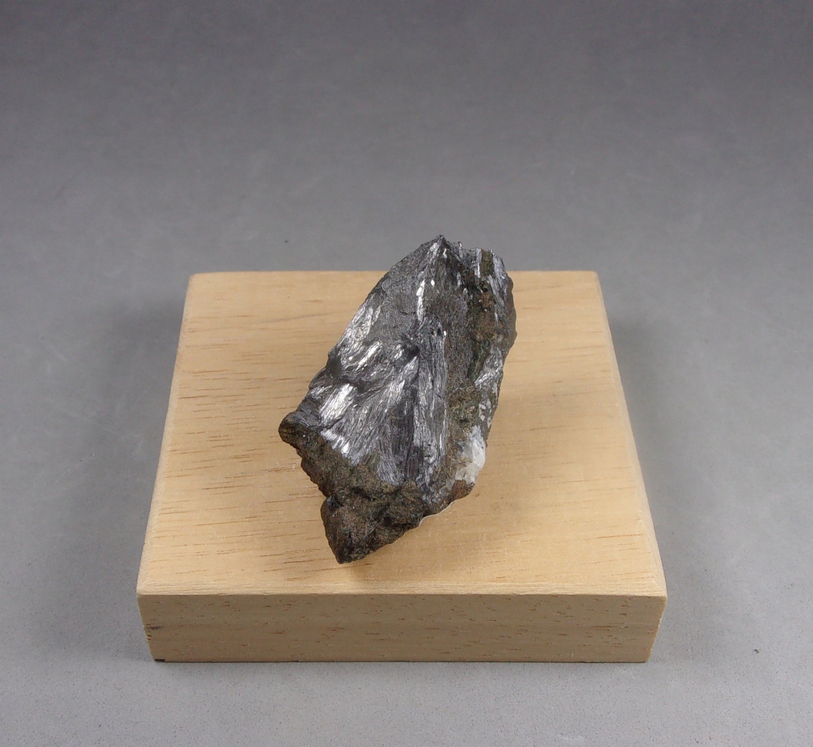 Cosalita
4,3 x 2,5 x 2,1 cm.
(Autor: J. G. Alcolea)