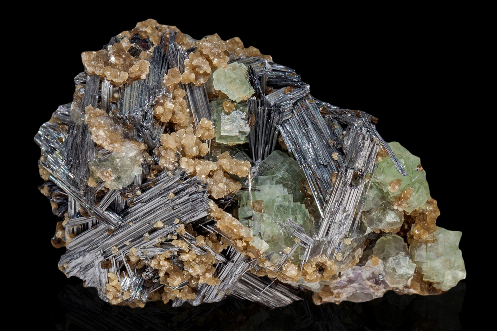 Cosalita con Moscovita y Fluorita
5 x 4 x 3 cm / cristal principal: 3.3 cm
(Autor: Museo MIM)