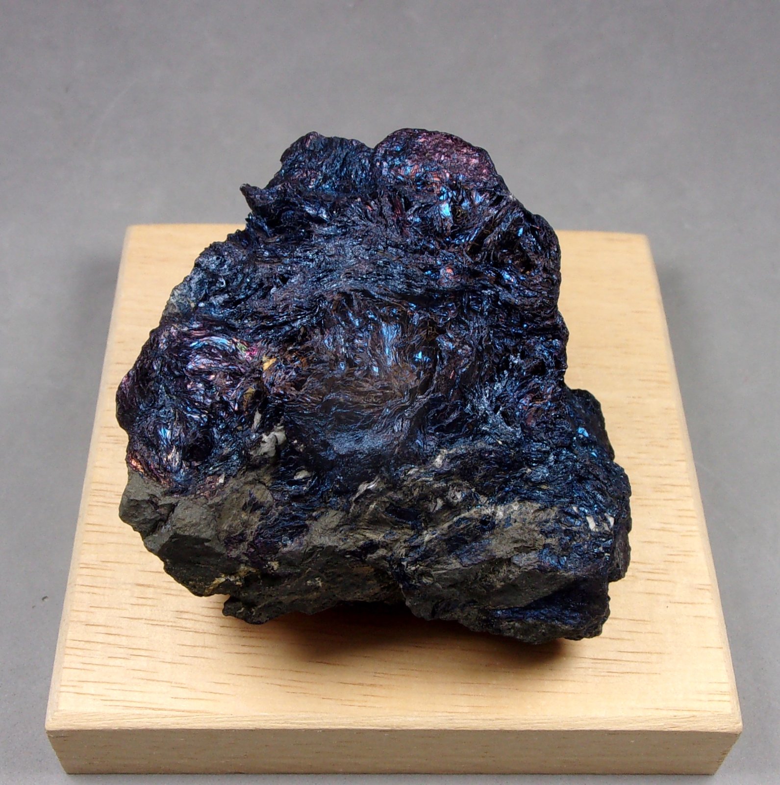 Covellina
6,3 x 5,6 x 3,9 cm.  229 g.
(Autor: J. G. Alcolea)