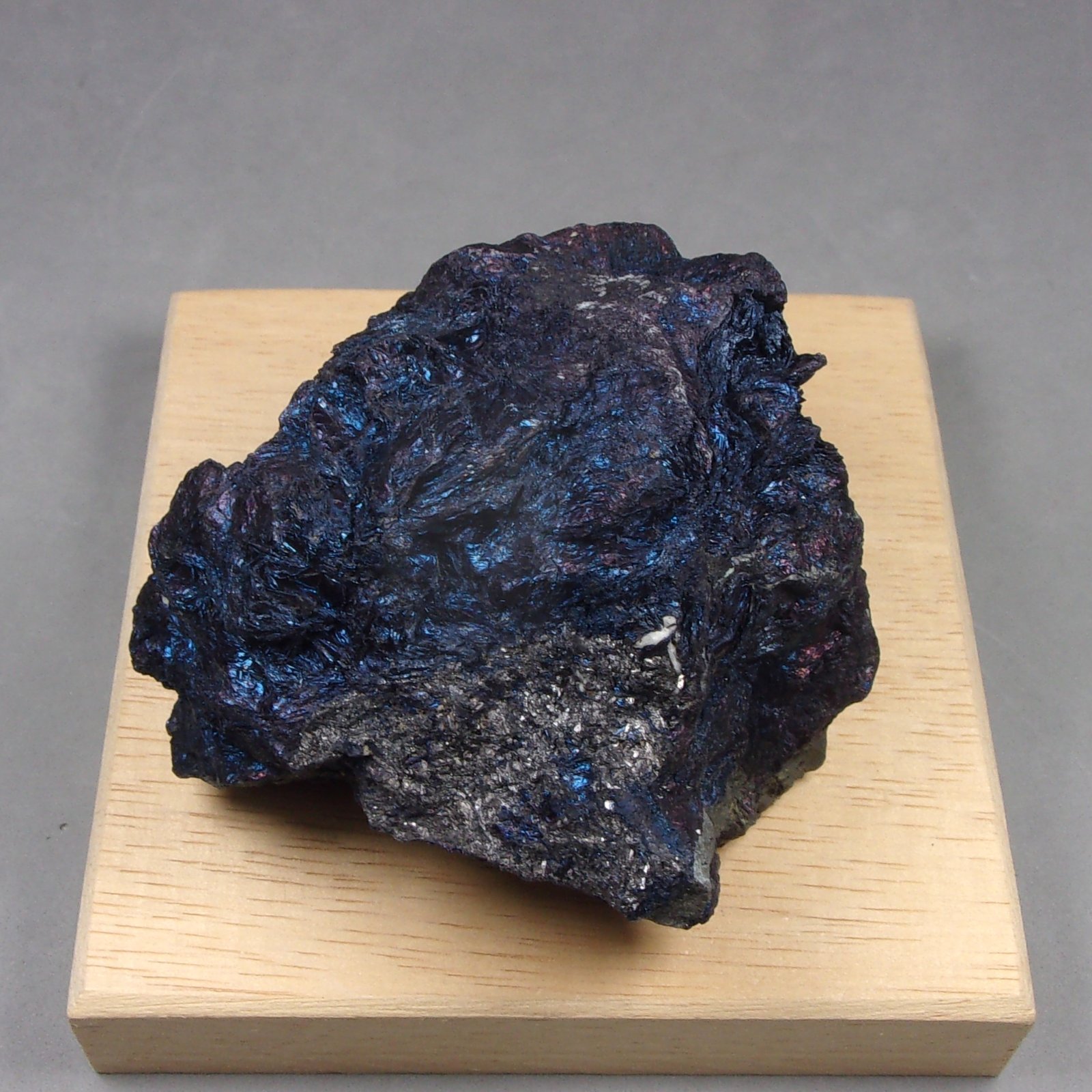Covellina
6,3 x 5,6 x 3,9 cm.  229 g.
(Autor: J. G. Alcolea)