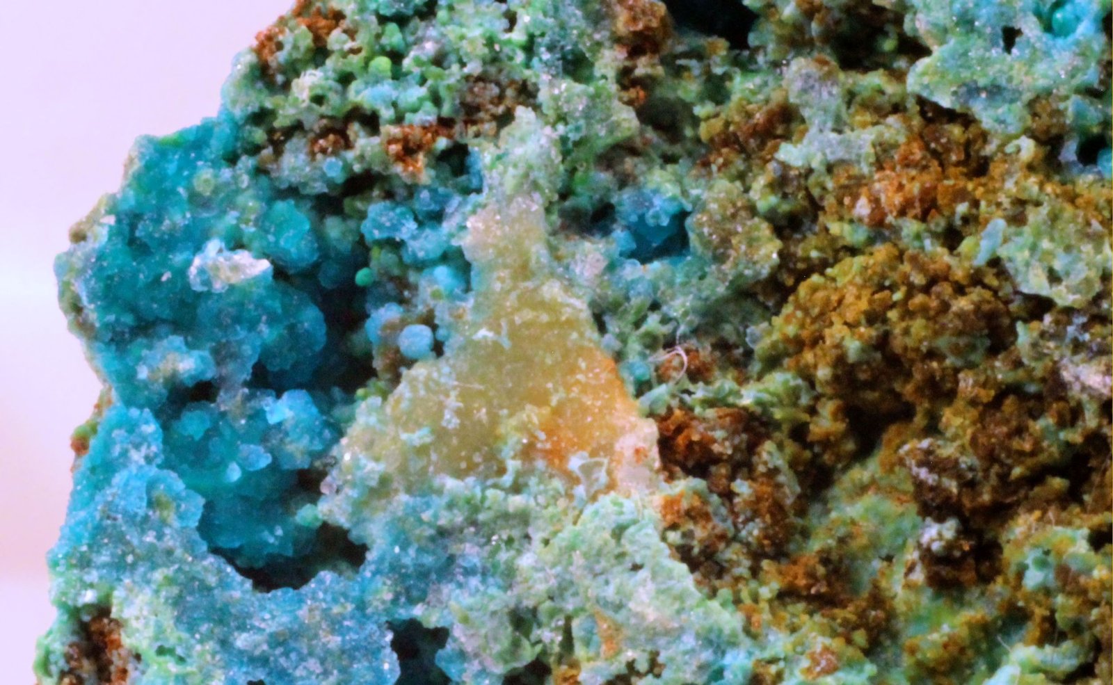 Crisocola
42 x 31 x 30 mm.
(Autor: José Luis Zamora)