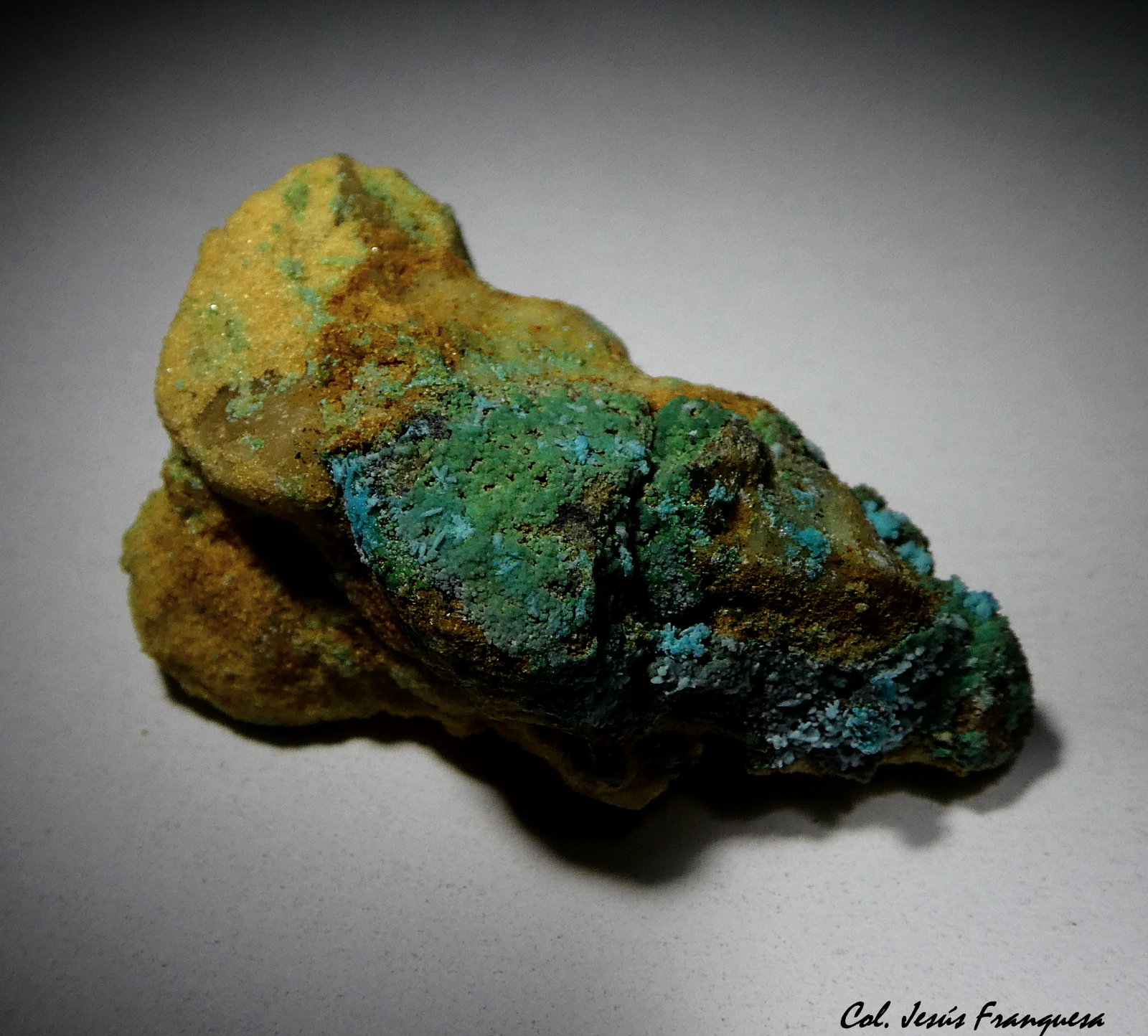 Crisocola y Zincolivenita.
34x19 mm
(Autor: Jesus Franquesa Baucells)