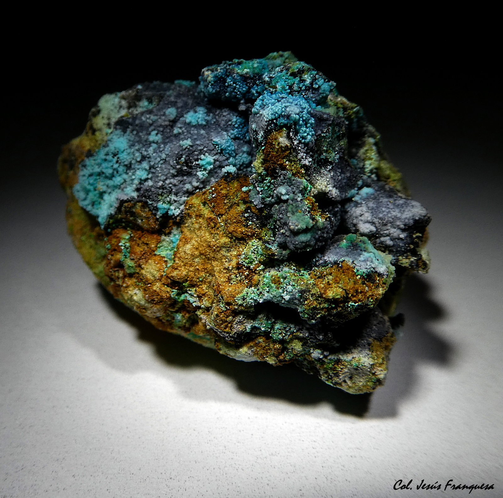 Crisocola, Zincolivenita, Azurita pseudomórfica de Crisocola.
32x24 mm.
(Autor: Jesus Franquesa Baucells)