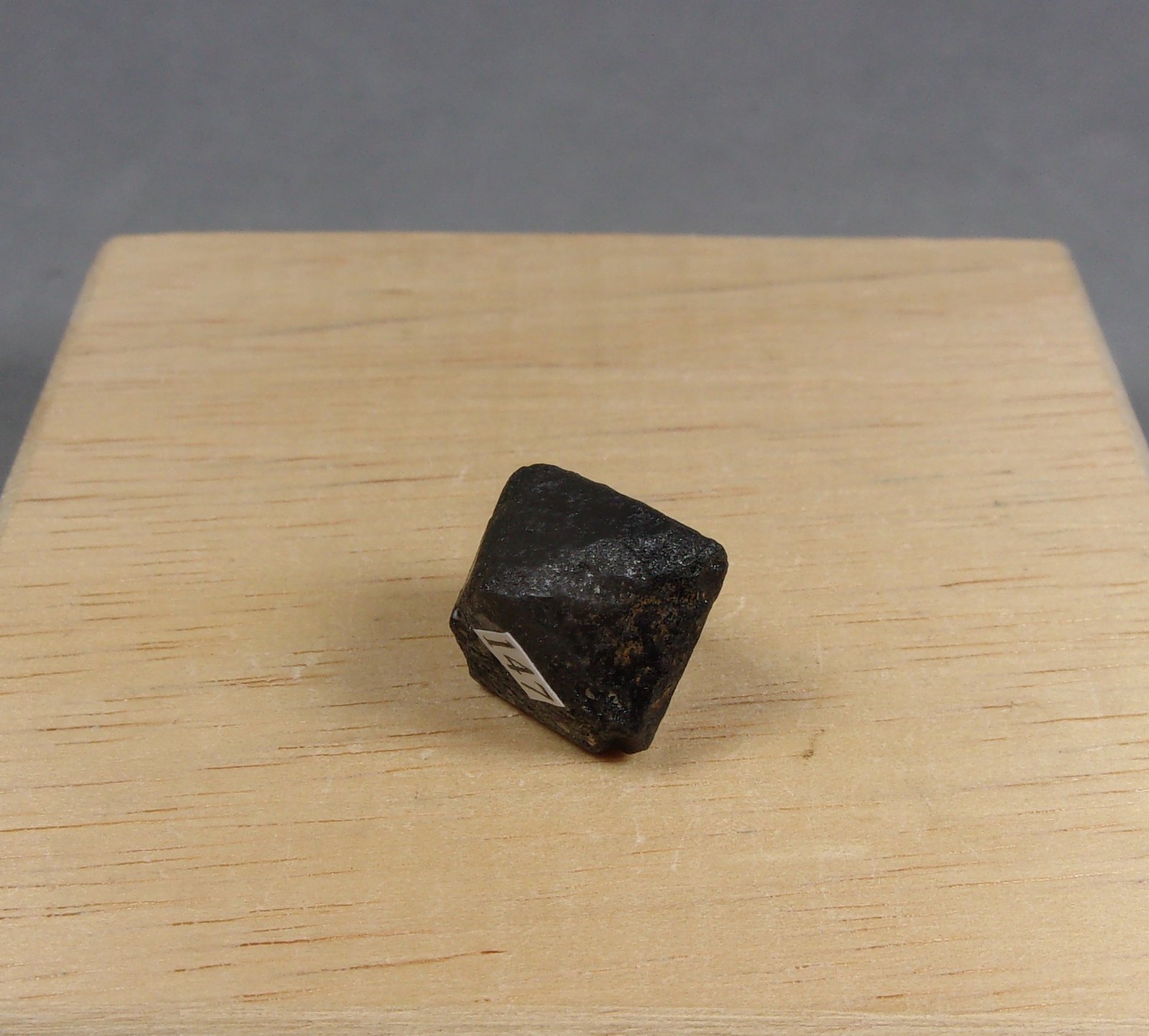 Cromita
1,4 x 1,4 x 1,4 cm.  (1,1 cm. de arista)
(Autor: J. G. Alcolea)