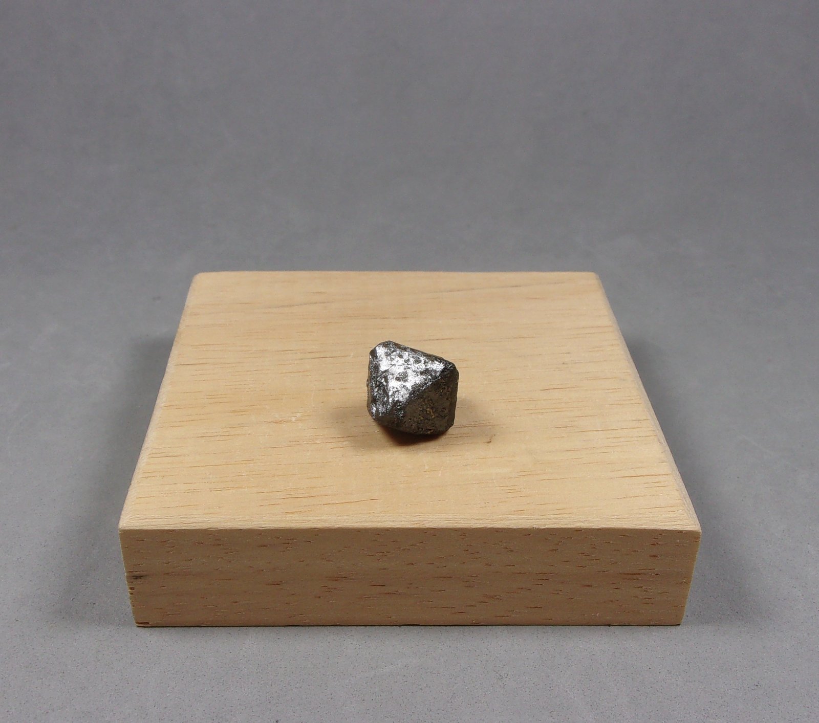Cromita
1,4 x 1,4 x 1,4 cm.  (1,1 cm. de arista)
(Autor: J. G. Alcolea)