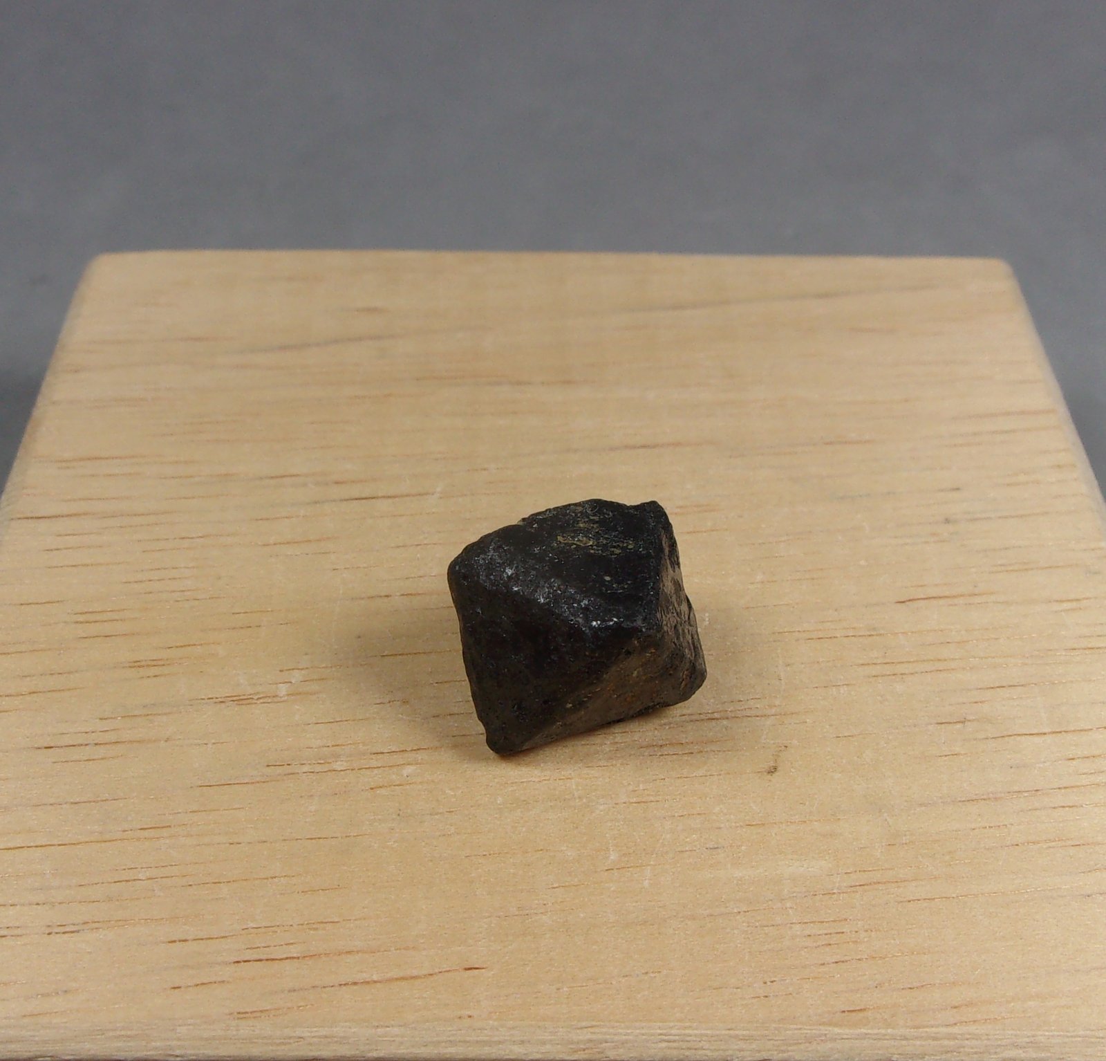 Cromita
1,4 x 1,4 x 1,4 cm.  (1,1 cm. de arista)
(Autor: J. G. Alcolea)