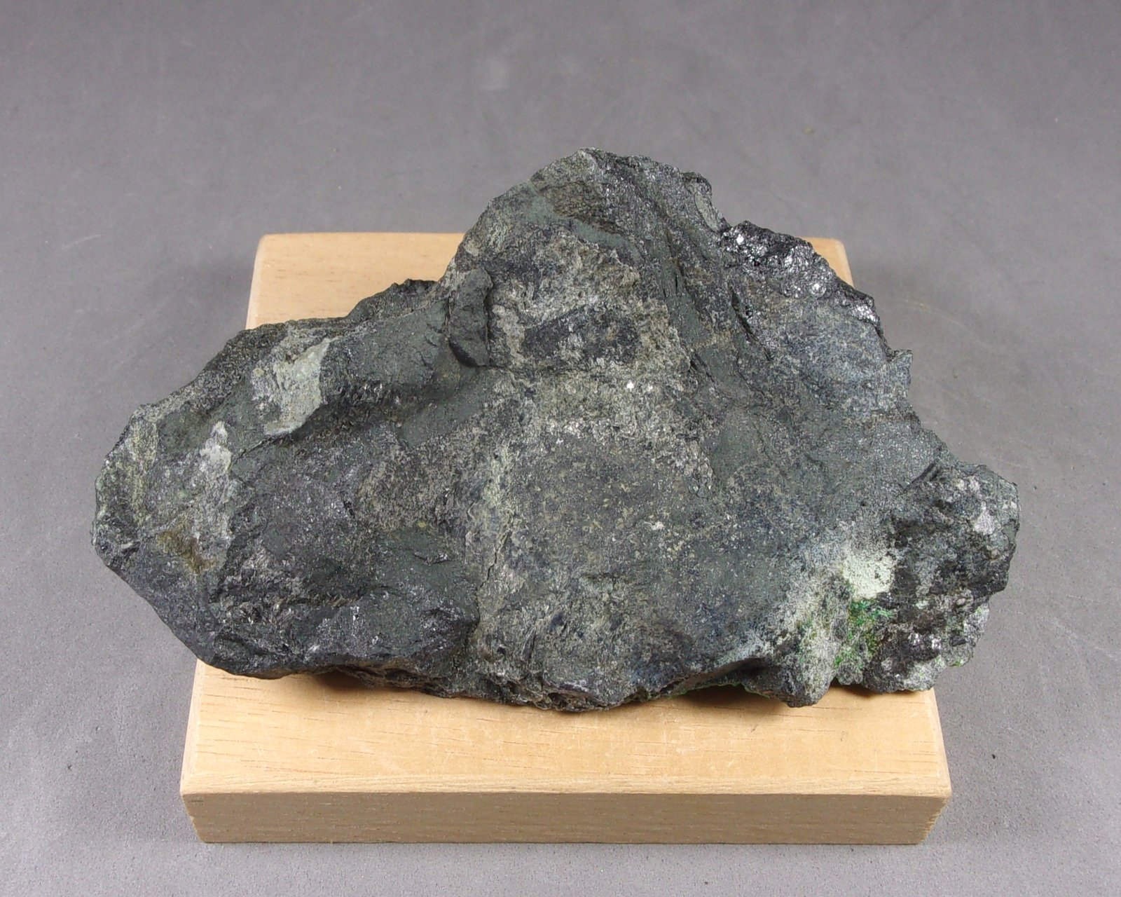 Cromita con Zaratita
10,2 x 5,9 x 3,9 cm.  244,1 g.
(Autor: J. G. Alcolea)