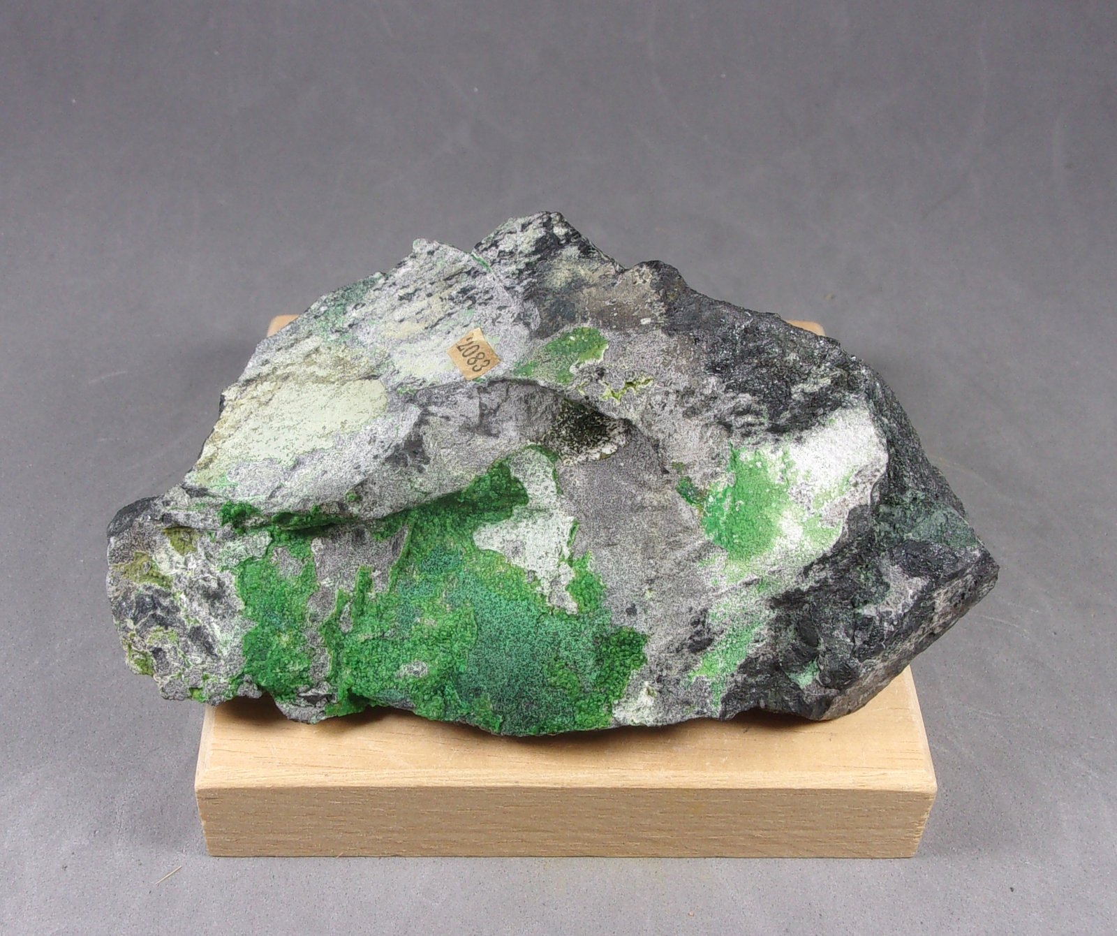 Cromita con Zaratita
10,2 x 5,9 x 3 cm. 244 g.
(Autor: J. G. Alcolea)