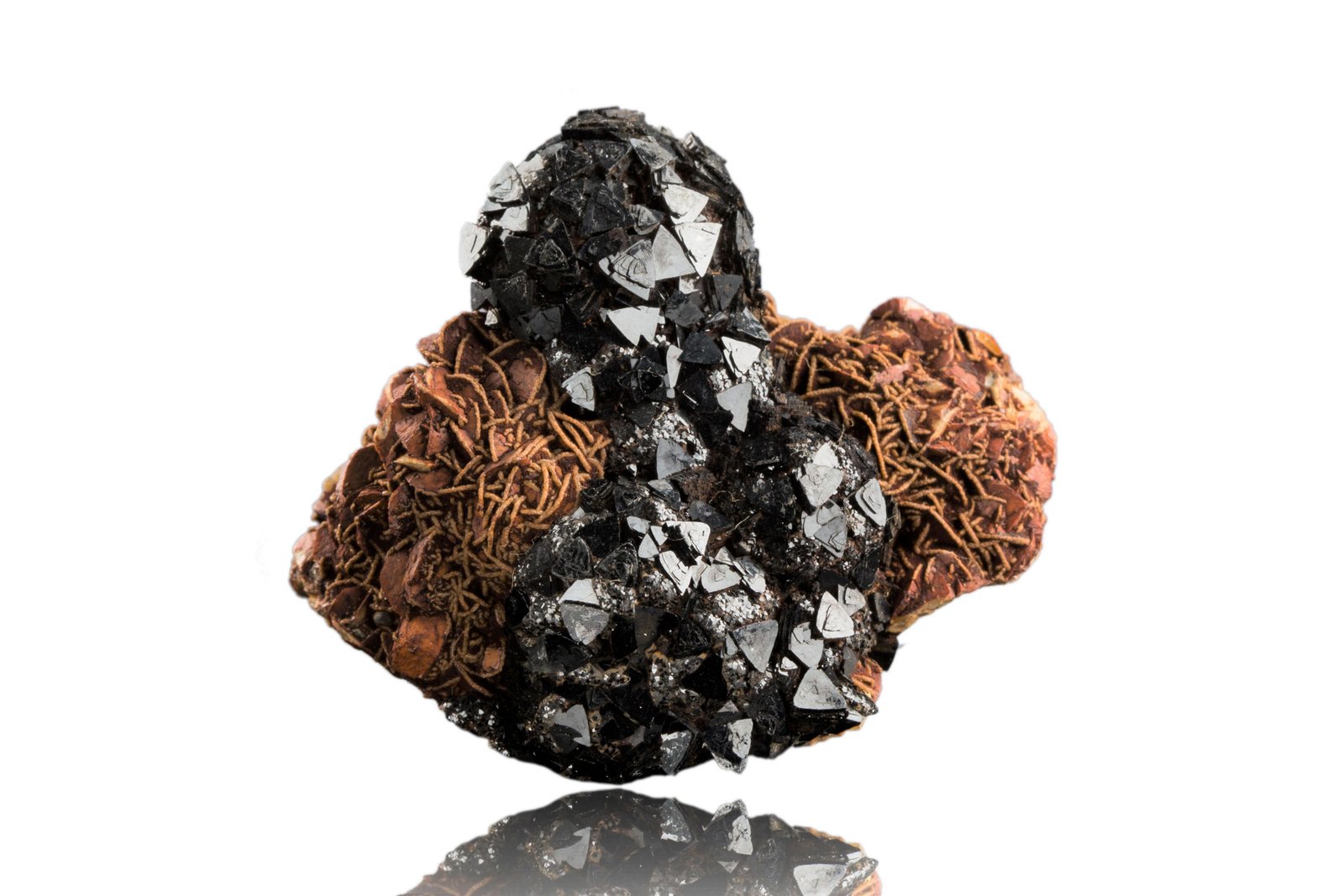 Cronstedtita con Siderita y Dolomita
4.5 x 3.5 x 4 cm / Cristal principal: 0.5 cm
(Autor: Museo MIM)
