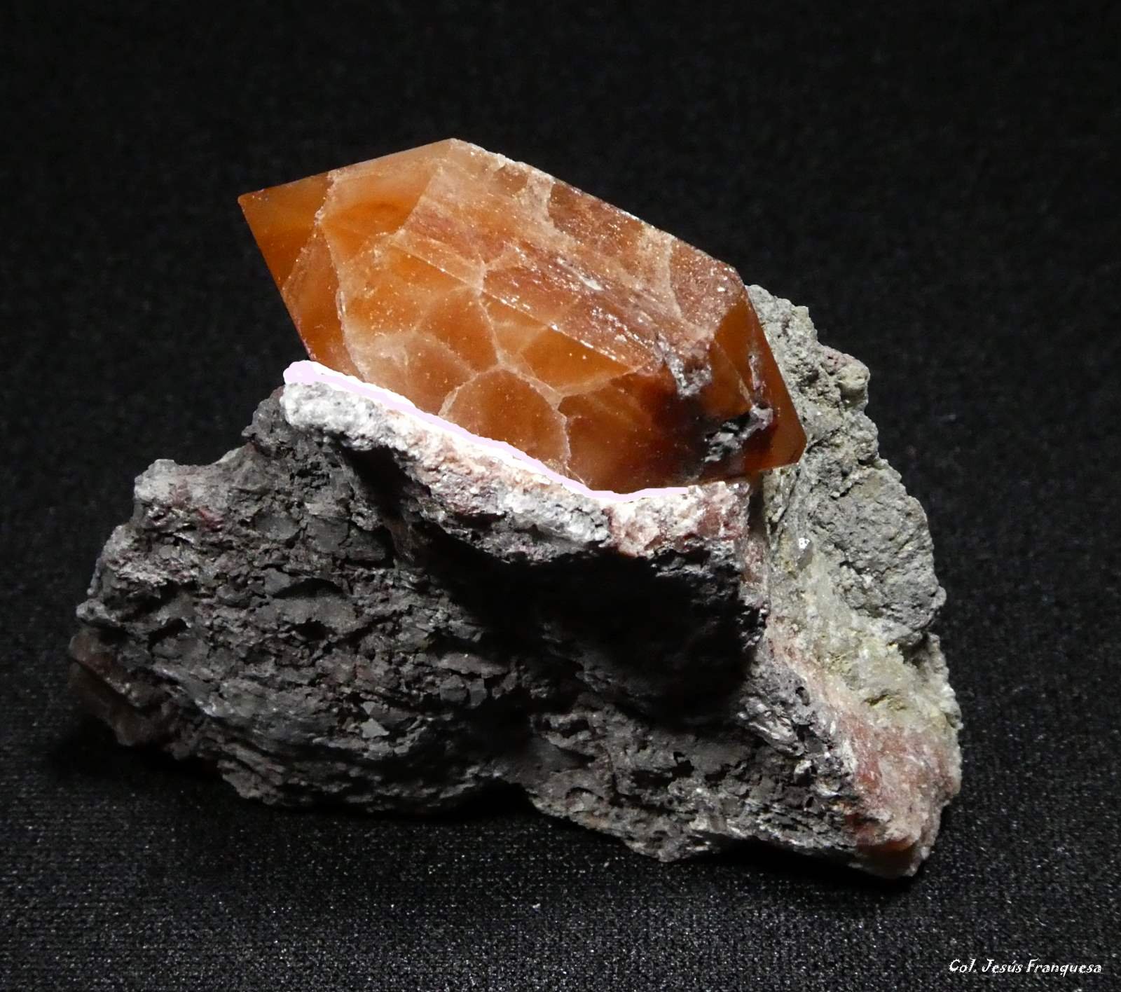 Cuarzo  (variedad jacinto de compostela)
Crt. 29x14 mm.
(Autor: Jesus Franquesa Baucells)