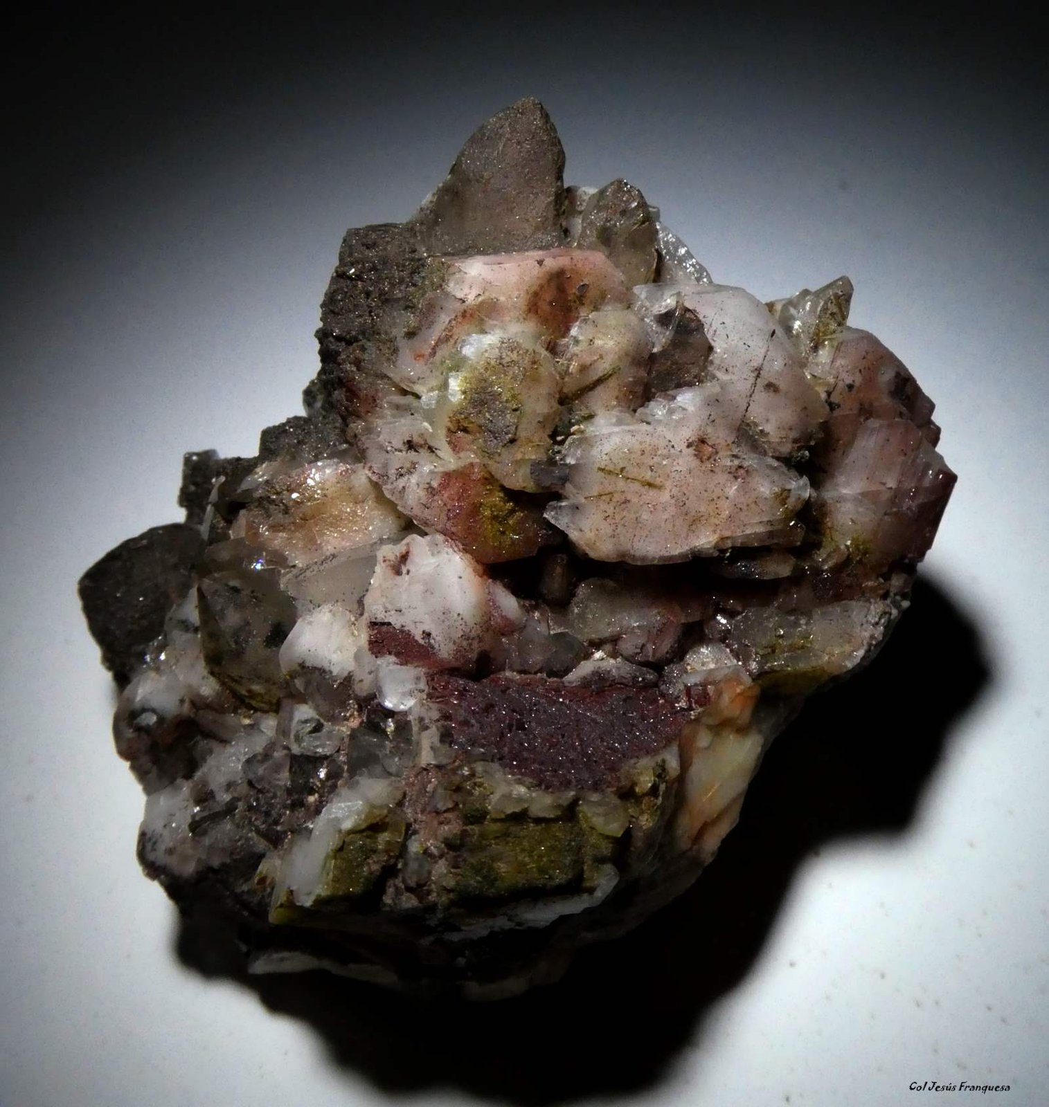 Cuarzo, Epidota, Albita y Hematites.
44x36 mm.
(Autor: Jesus Franquesa Baucells)