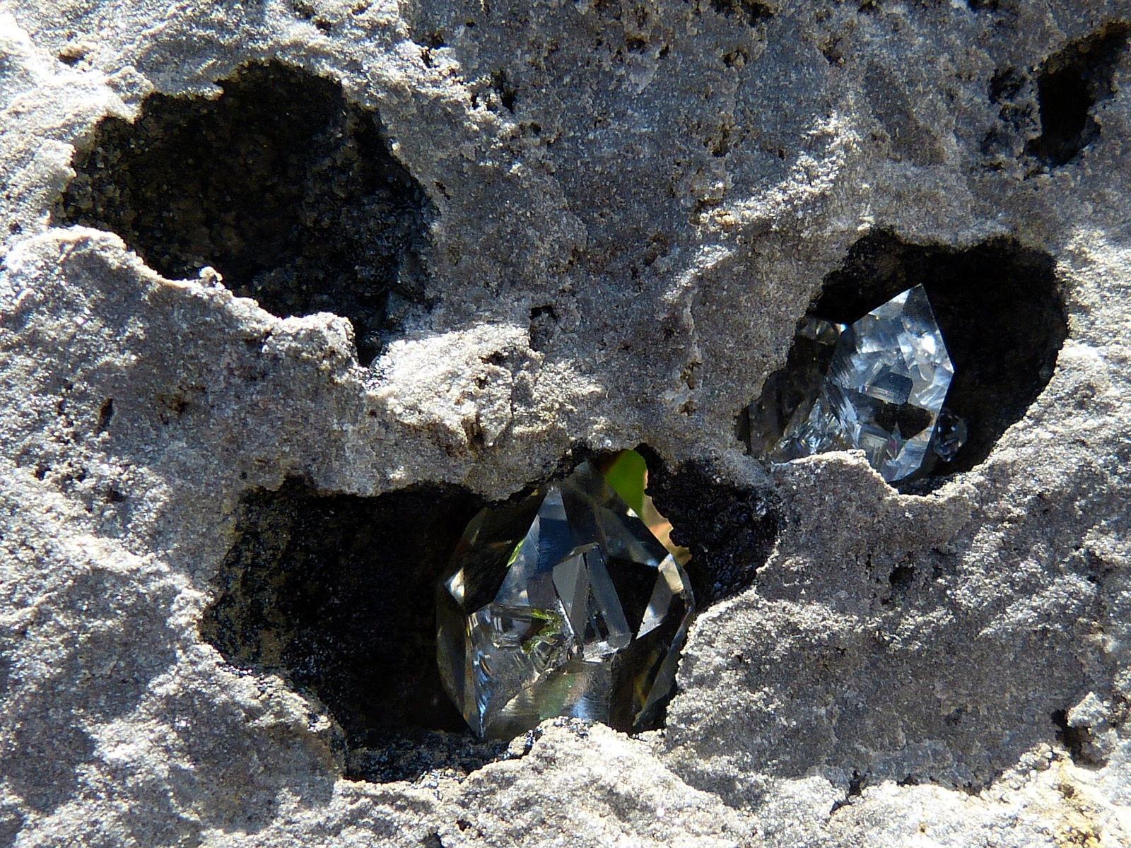 Cuarzo (variedad herkimer)
Apertura entre las cavidades: 4,5 cm
(Autor: nerofis2)