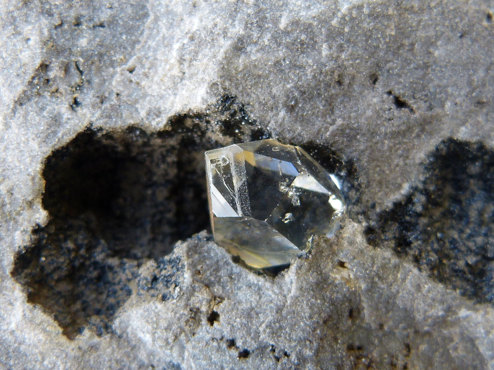 Cuarzo (variedad herkimer)
Apertura de la cavidad: 3 cm
(Autor: nerofis2)