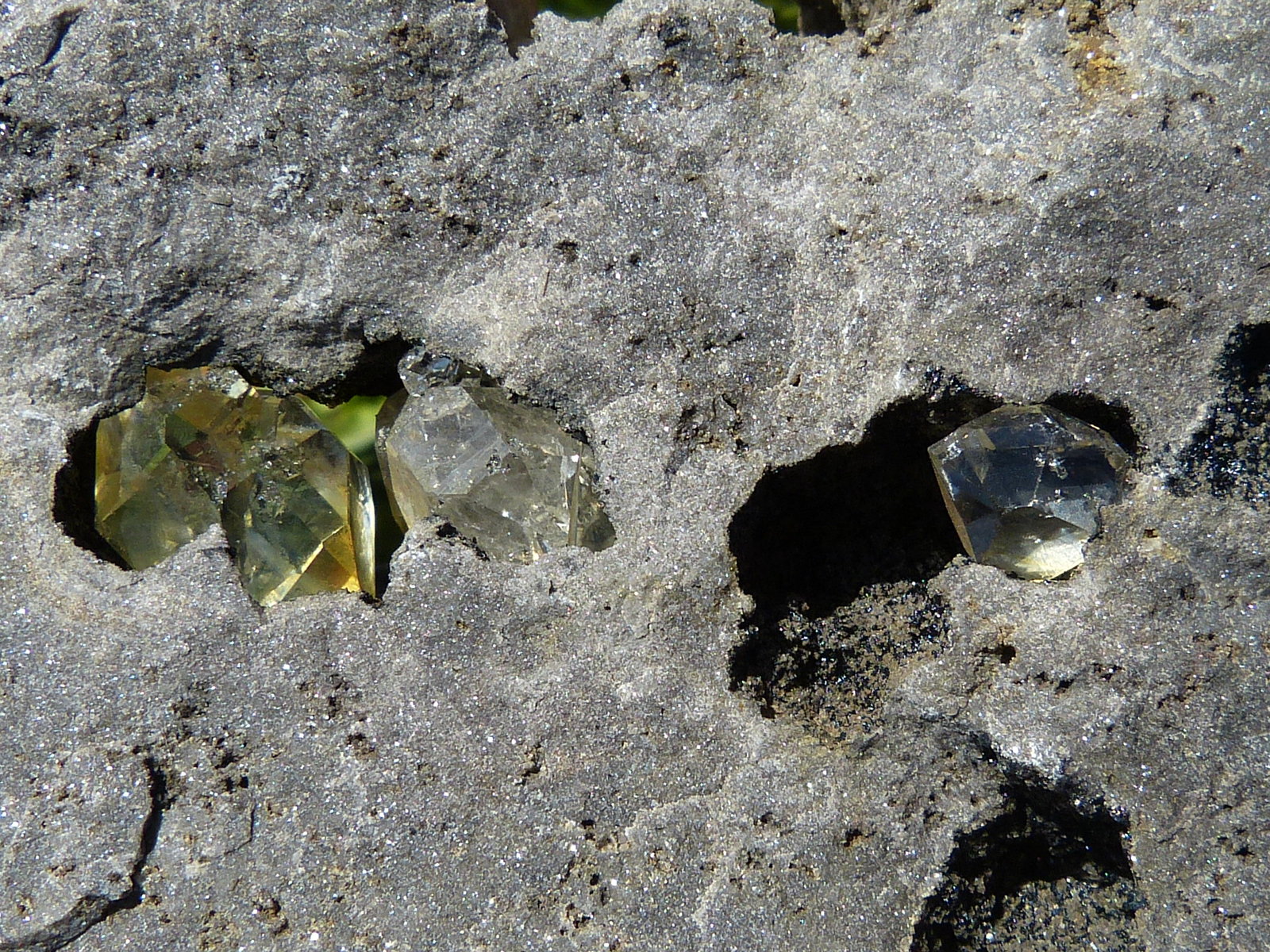 Cuarzo (variedad herkimer)
Apertura de las cavidades: 3,5 y 3 cm.
(Autor: nerofis2)