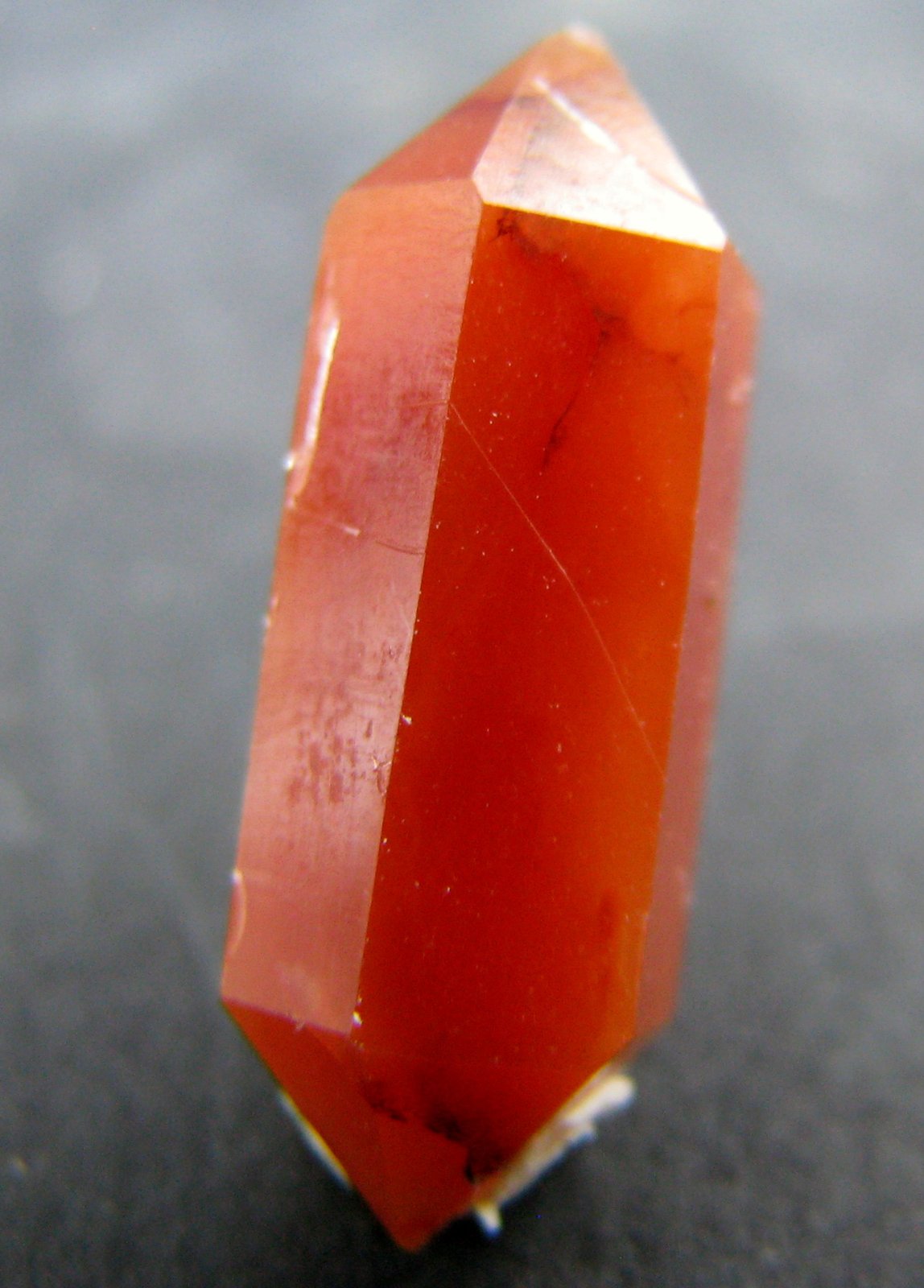 Cuarzo (variedad jacinto de compostela)
19 x 7 x 7 mm.
(Autor: José Luis Zamora)