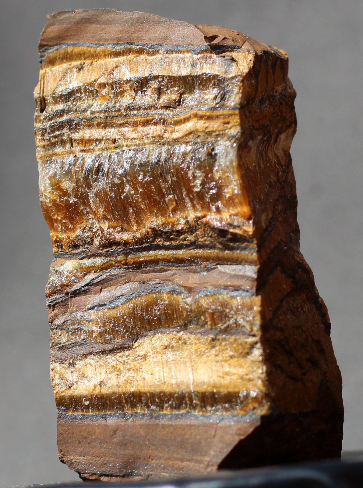 Cuarzo (variedad ojo de tigre)
50 x 26 x 19 mm.
(Autor: José Luis Zamora)