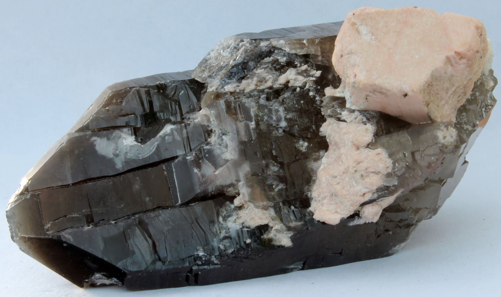 Cuarzo (variedad ahumado), Microclina
80 x 42 x 38 mm.
(Autor: José Luis Zamora)