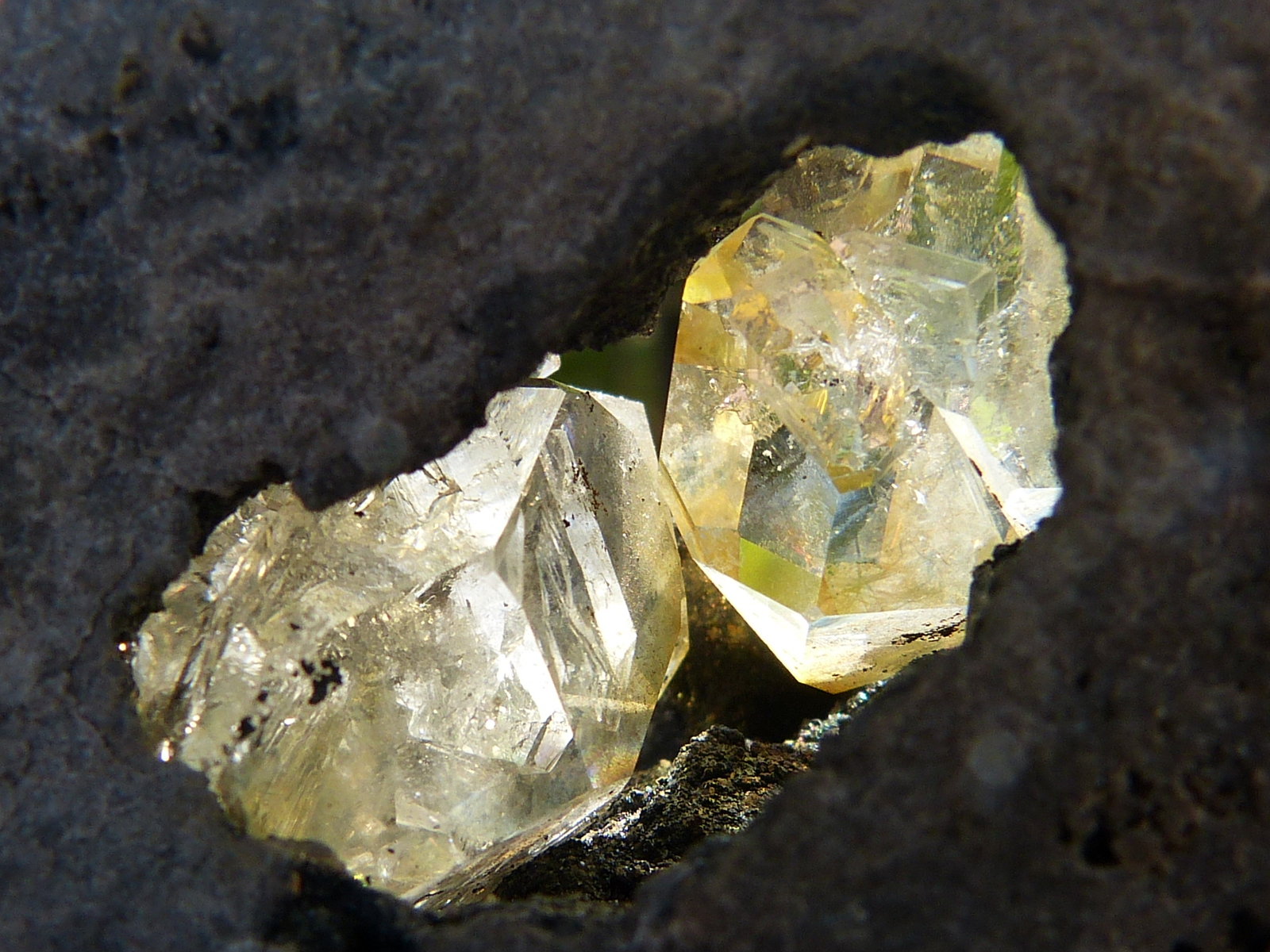 Cuarzo (variedad herkimer)
Apertura de la cavidad: 3 cm
(Autor: nerofis2)